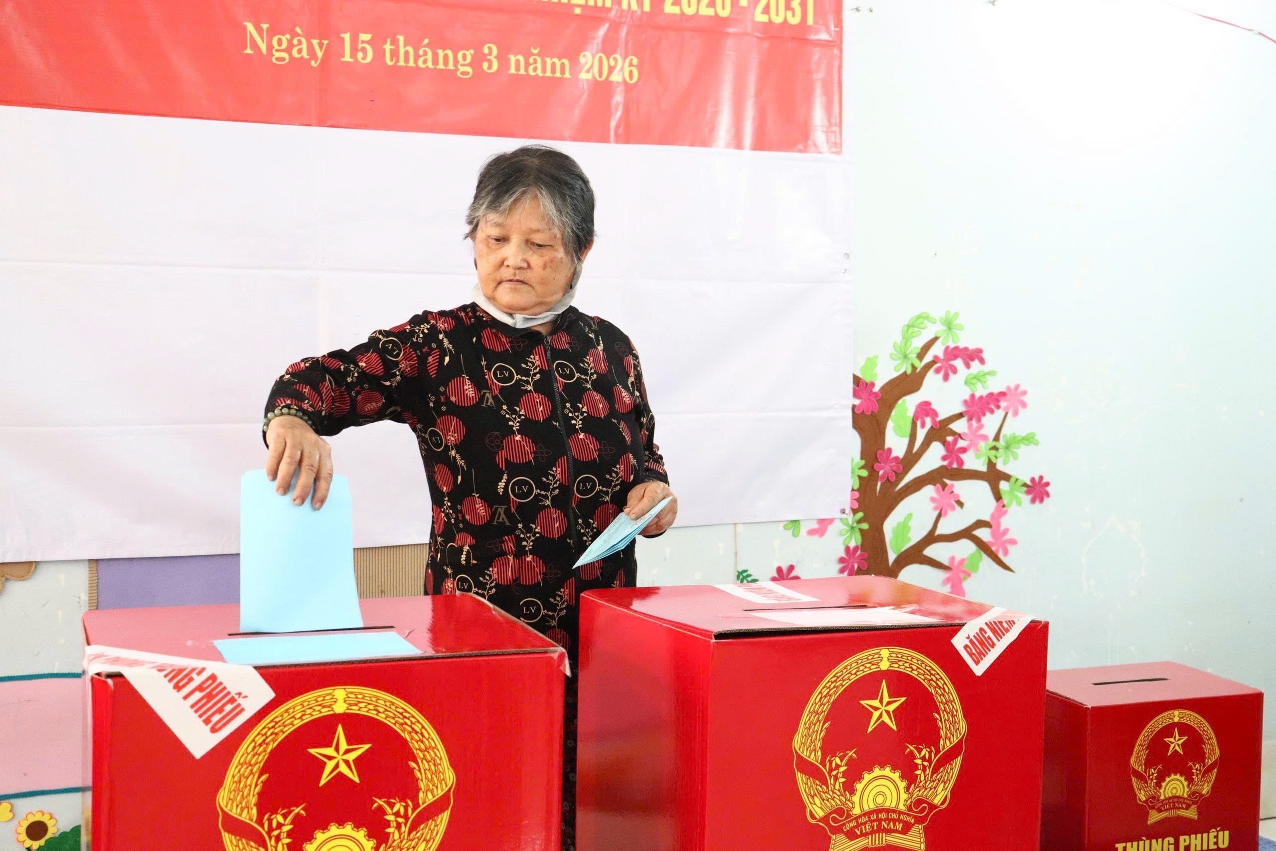 CẬP NHẬT: Cử tri 102 tuổi phấn khởi thực hiện quyền bầu cử - Ảnh 17.