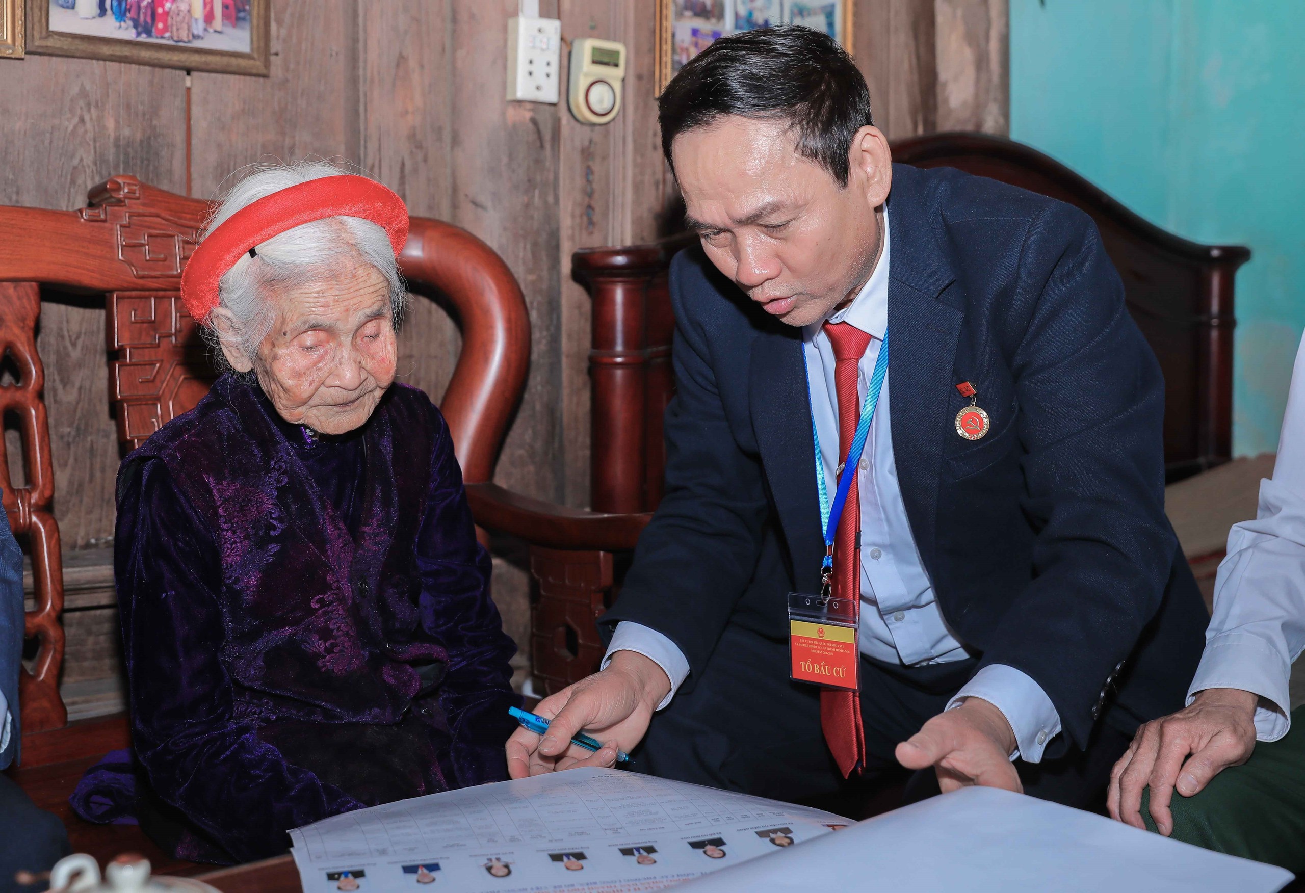 CẬP NHẬT: Cử tri 102 tuổi phấn khởi thực hiện quyền bầu cử - Ảnh 5.