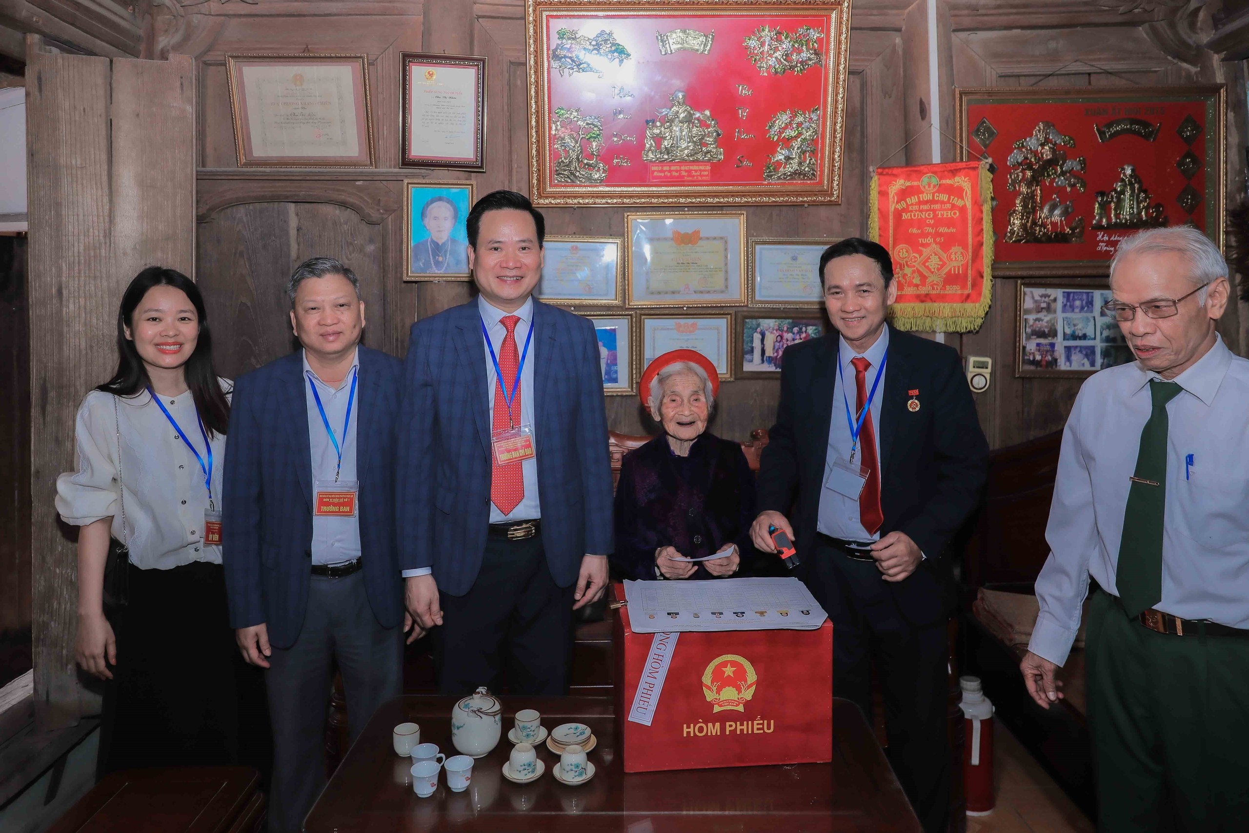 CẬP NHẬT: Cử tri 102 tuổi phấn khởi thực hiện quyền bầu cử - Ảnh 9.