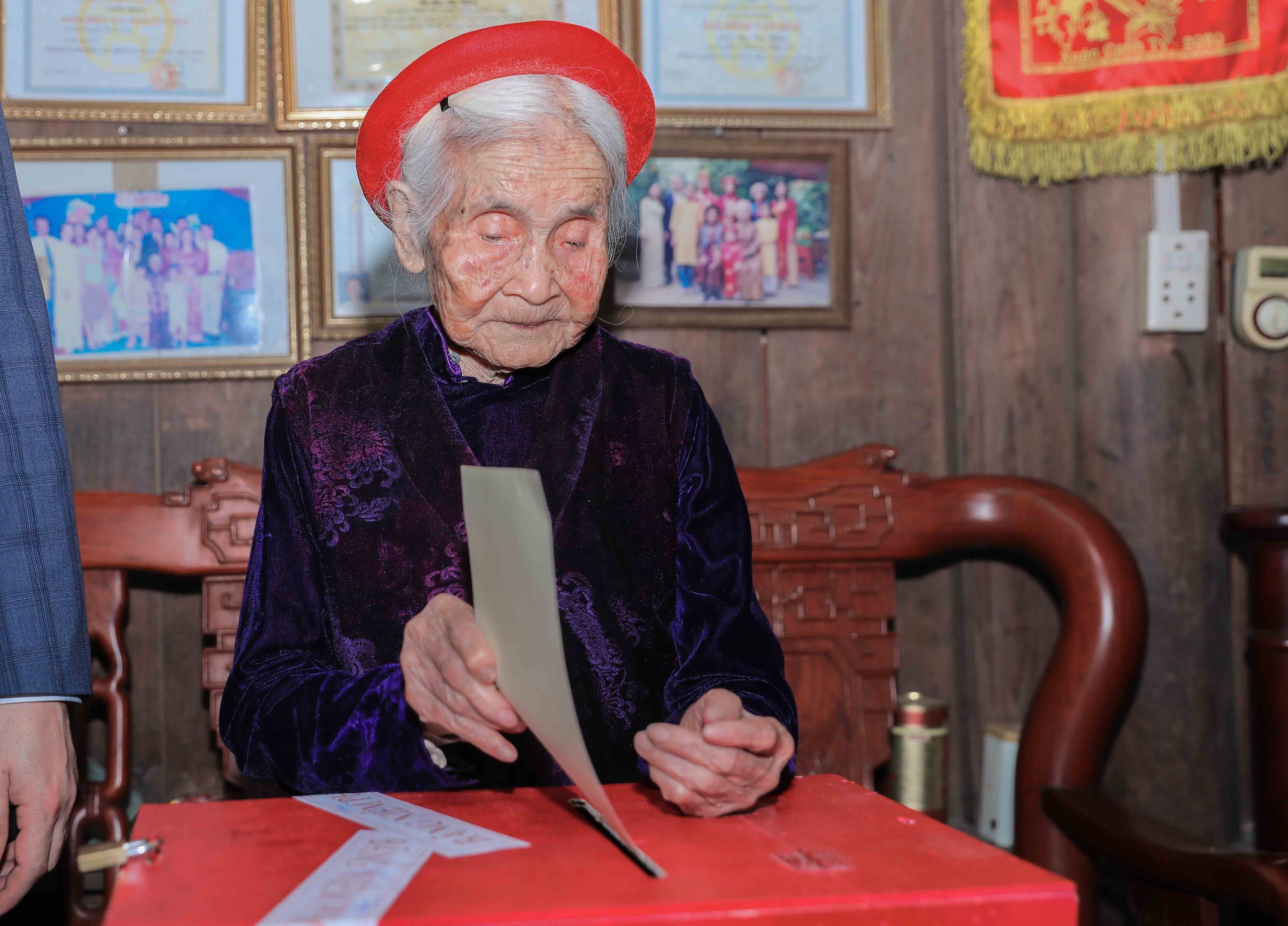 CẬP NHẬT: Cử tri 102 tuổi phấn khởi thực hiện quyền bầu cử - Ảnh 8.