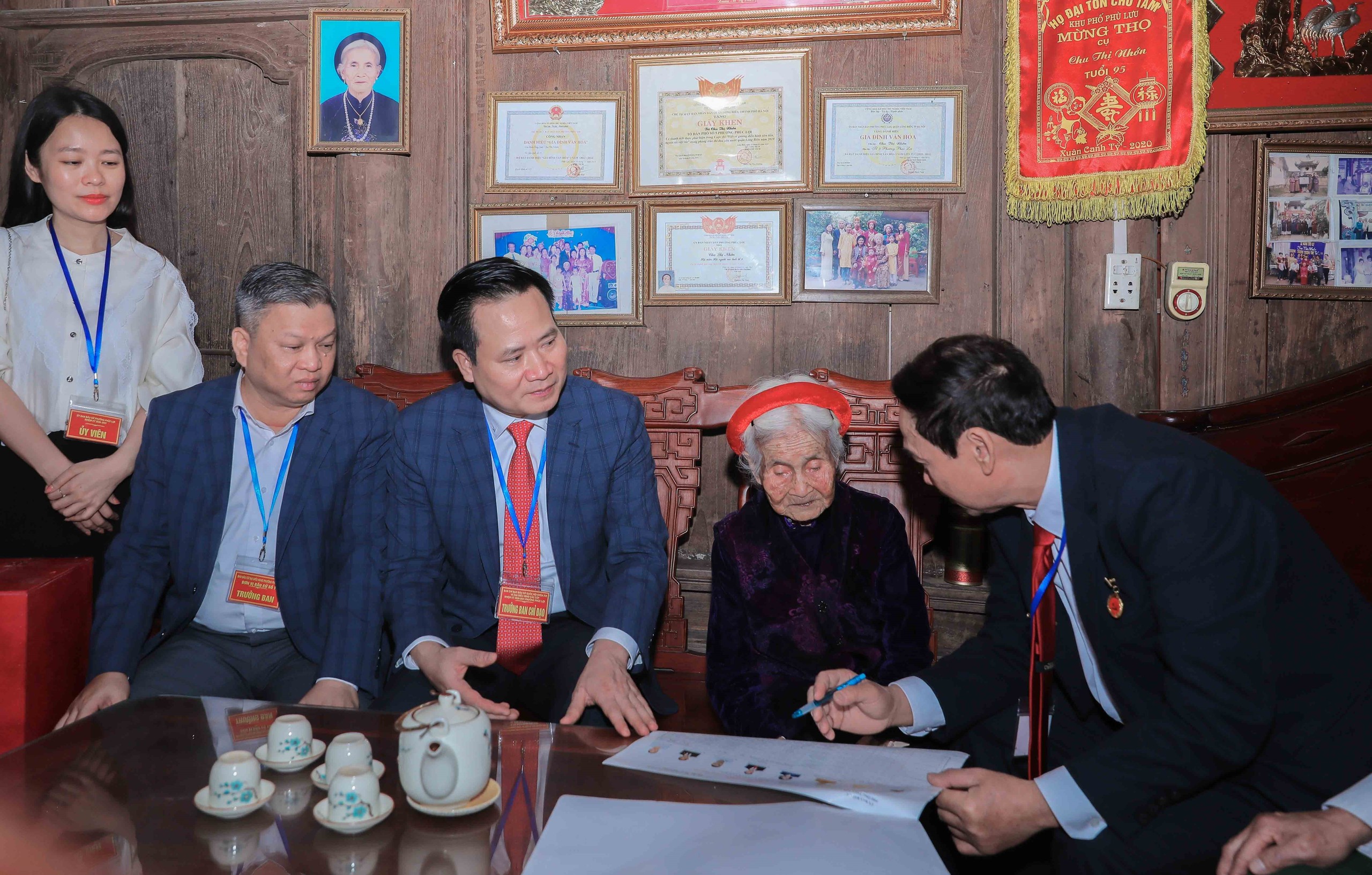 CẬP NHẬT: Cử tri 102 tuổi phấn khởi thực hiện quyền bầu cử - Ảnh 3.