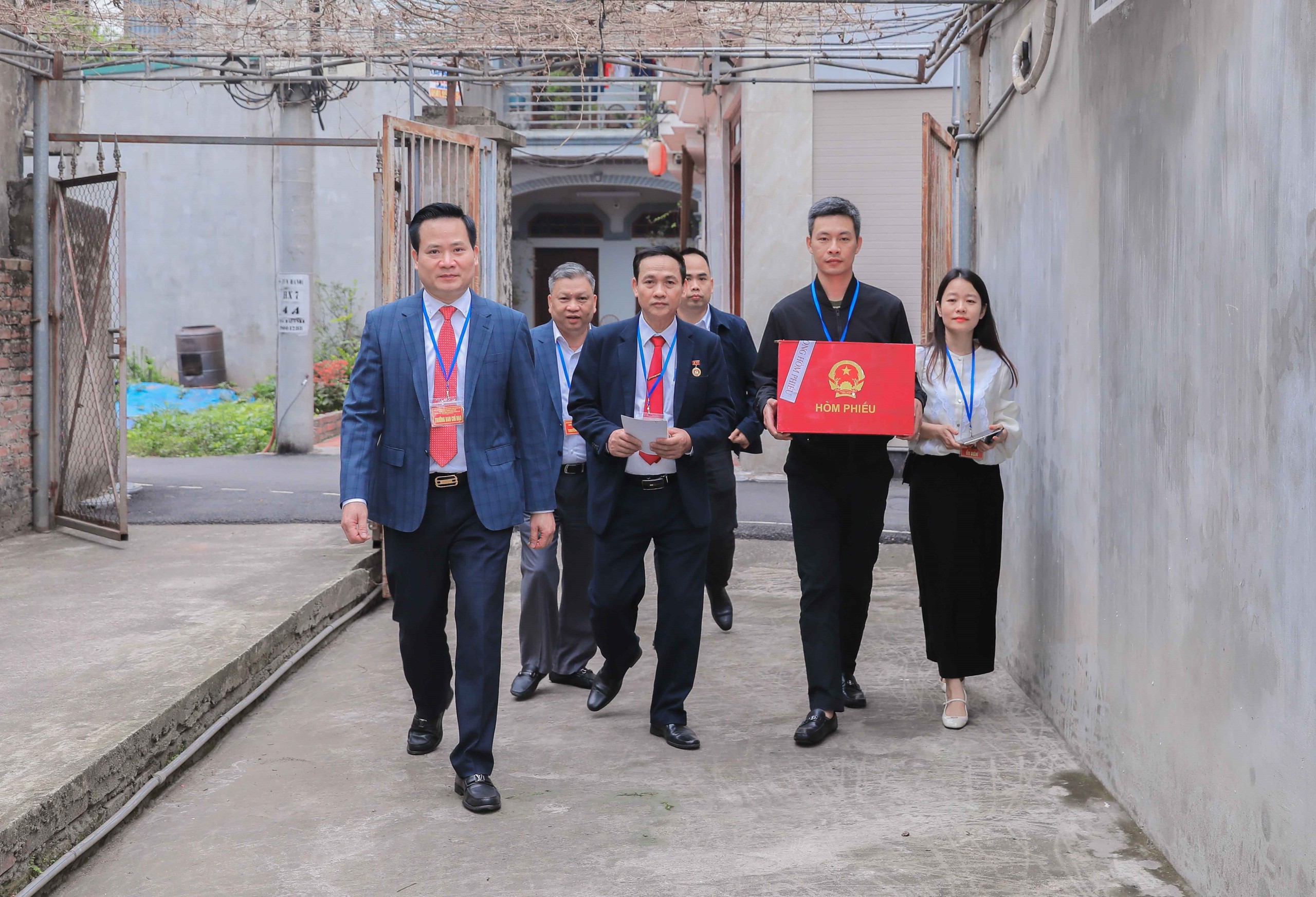 CẬP NHẬT: Cử tri 102 tuổi phấn khởi thực hiện quyền bầu cử - Ảnh 2.