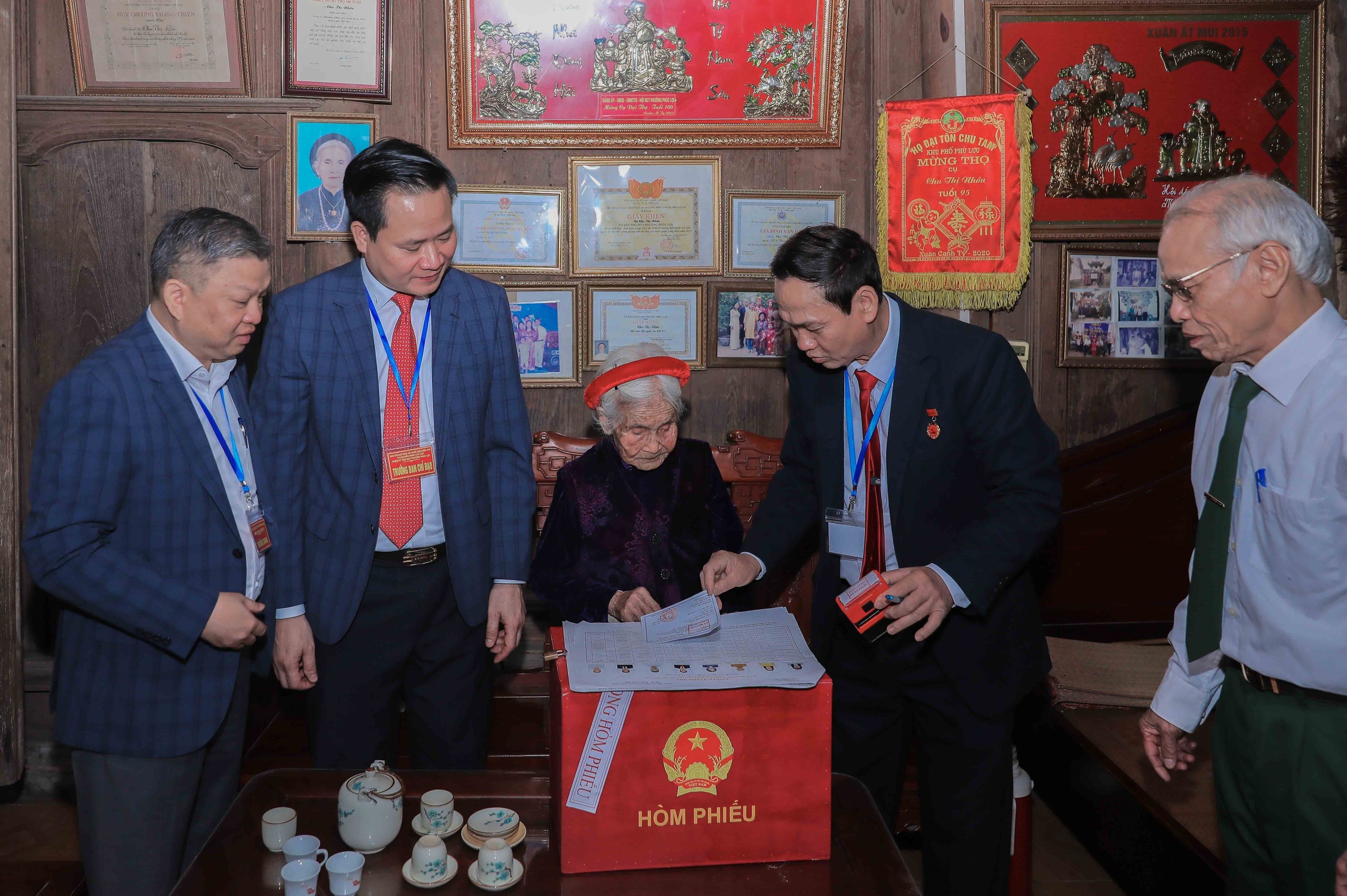 CẬP NHẬT: Cử tri 102 tuổi phấn khởi thực hiện quyền bầu cử - Ảnh 6.