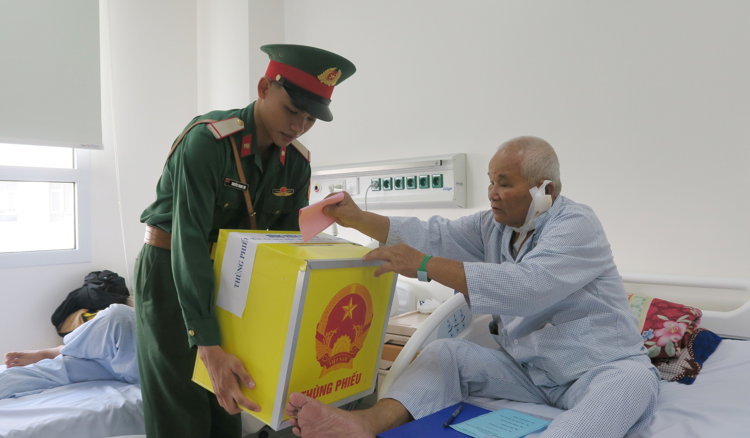 CẬP NHẬT: Cử tri TP. Hồ Chí Minh bầu cử tại bệnh viện - Ảnh 4.