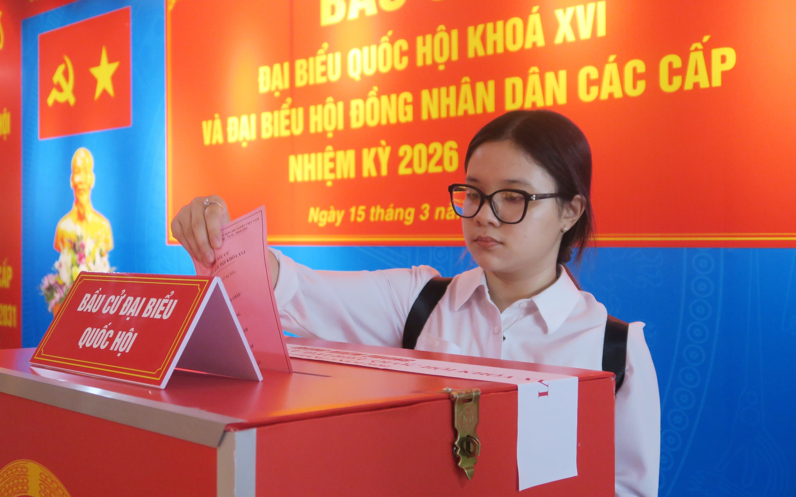 CẬP NHẬT: Cử tri TP. Hồ Chí Minh bầu cử tại bệnh viện - Ảnh 1.