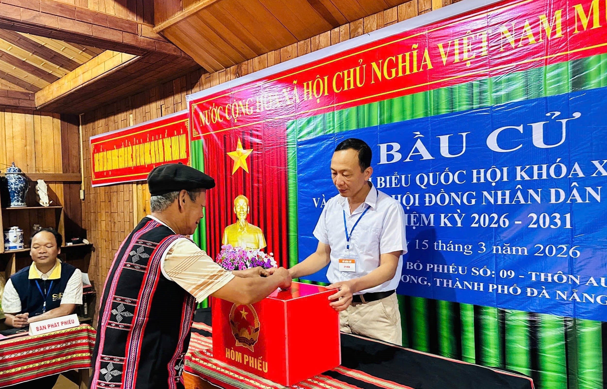 CẬP NHẬT: 16 giờ chiều 15/3, hơn 93% cử tri đã đi bầu cử
- Ảnh 2. CẬP NHẬT: 16 giờ chiều 15/3, hơn 93% cử tri đã đi bầu cử
- Ảnh 2.