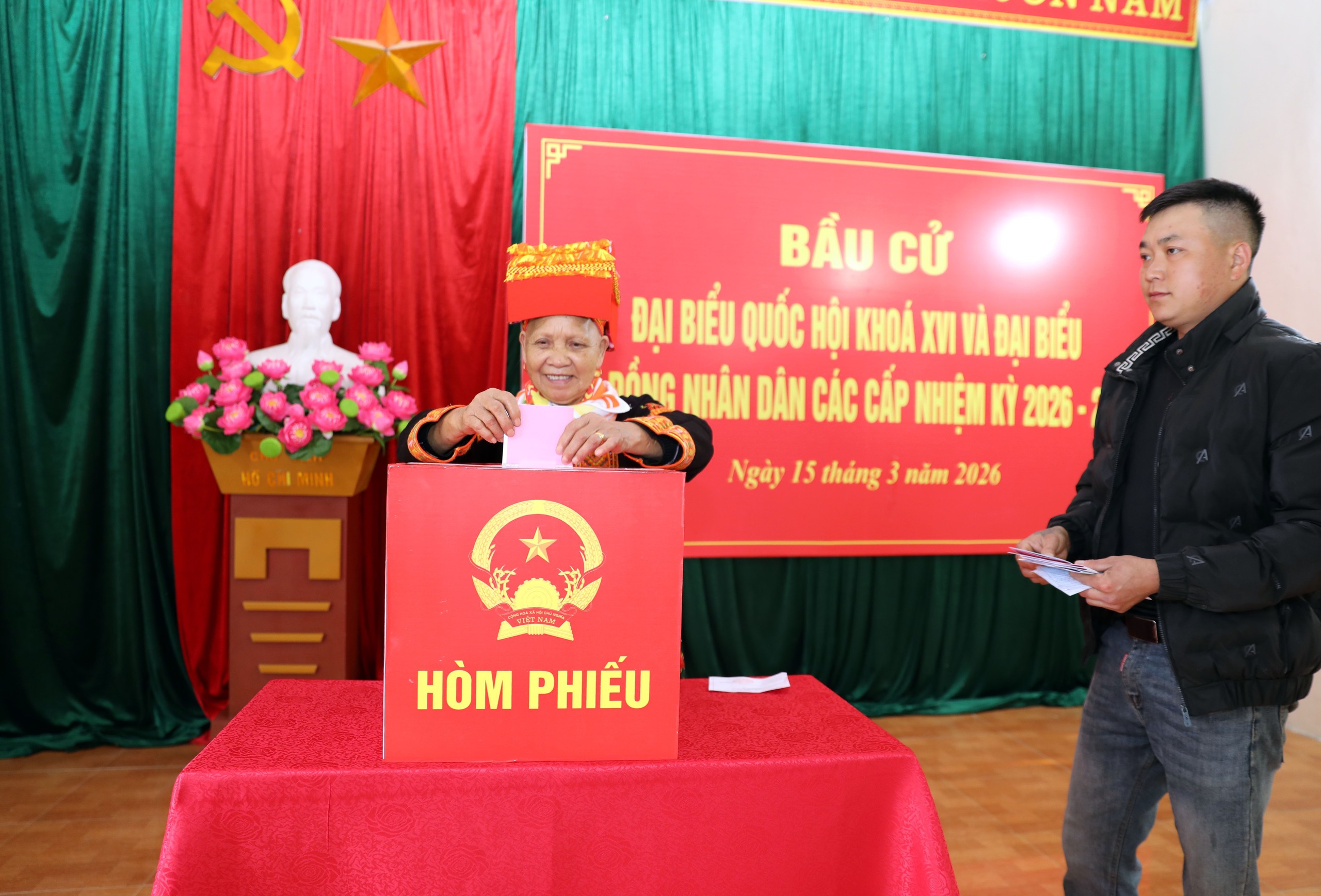 CẬP NHẬT: Những cử tri hơn 100 tuổi phấn khởi thực hiện quyền bầu cử - Ảnh 18.