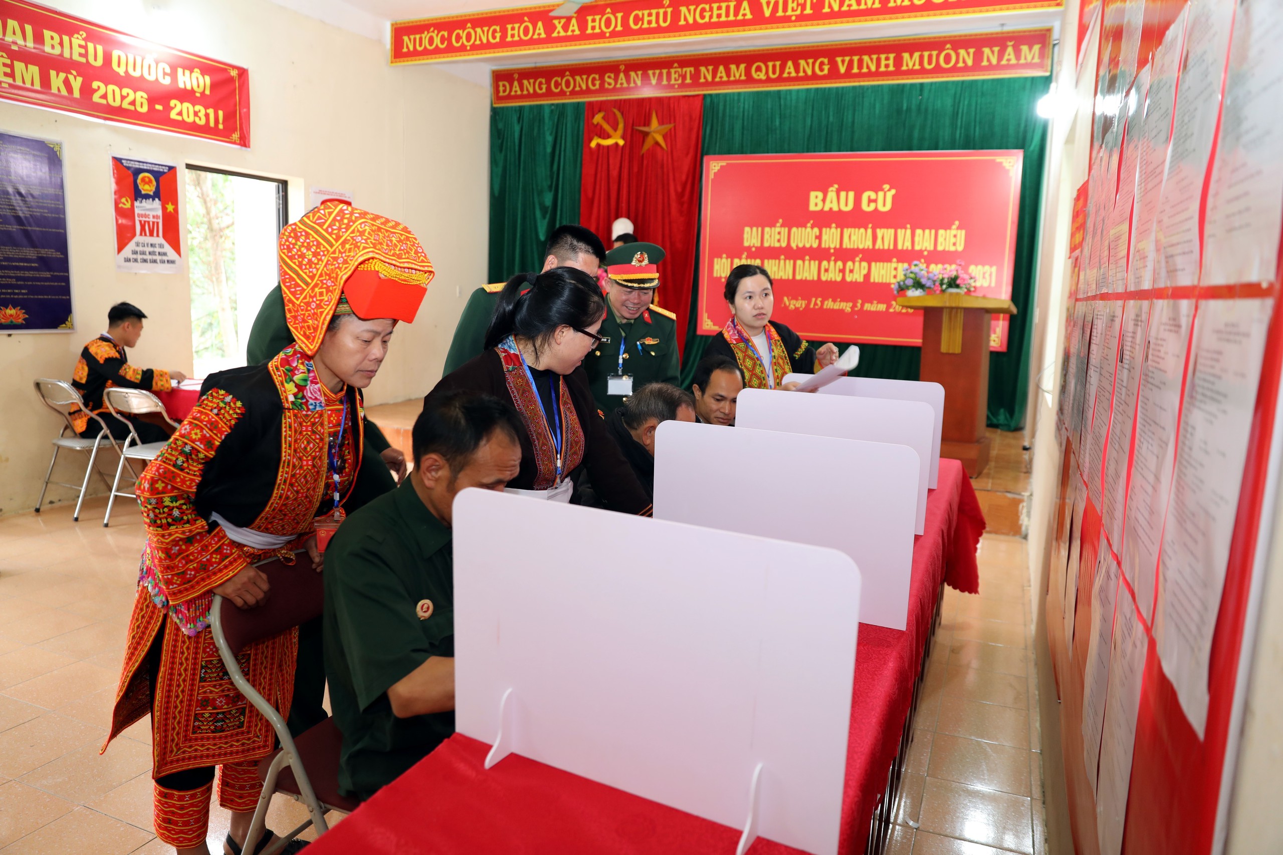 CẬP NHẬT: Những cử tri hơn 100 tuổi phấn khởi thực hiện quyền bầu cử - Ảnh 8.