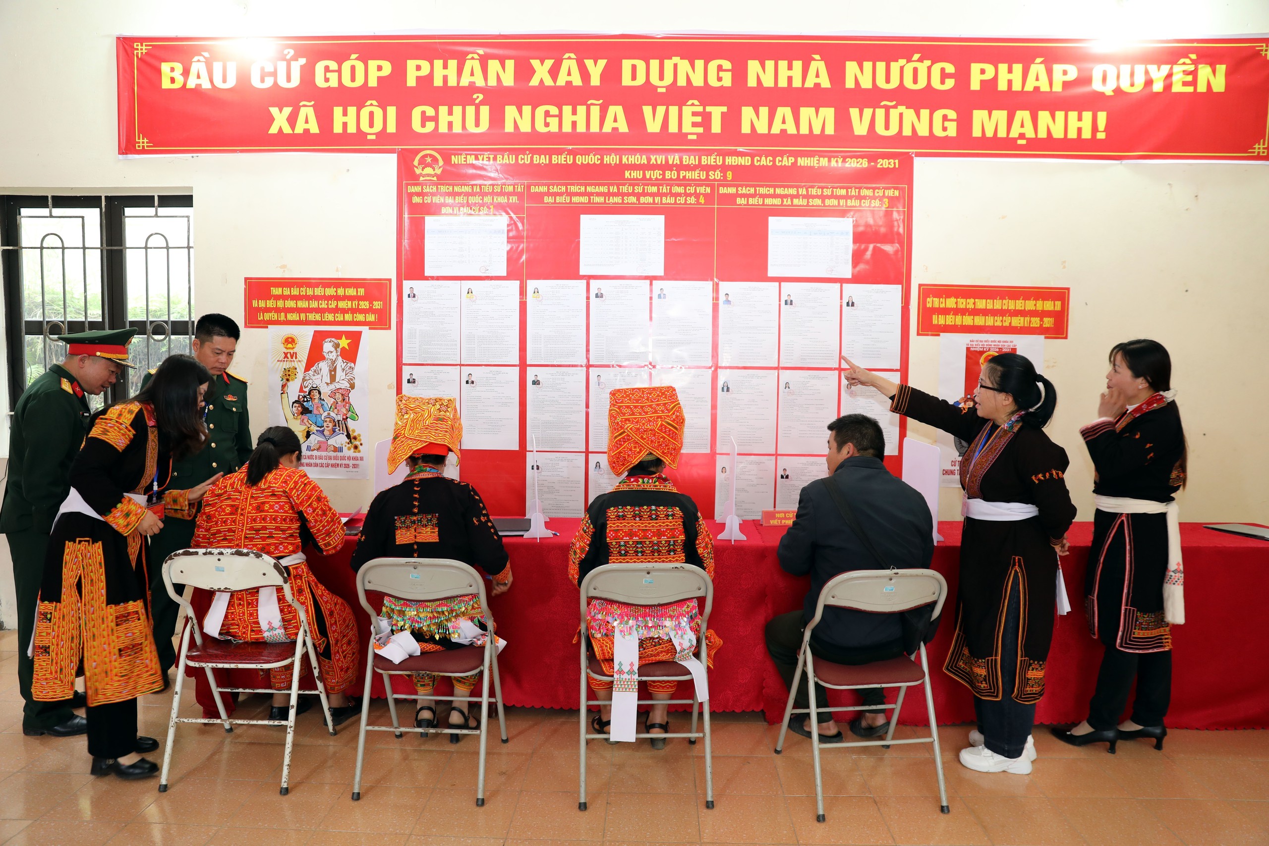 CẬP NHẬT: Những cử tri hơn 100 tuổi phấn khởi thực hiện quyền bầu cử - Ảnh 13.