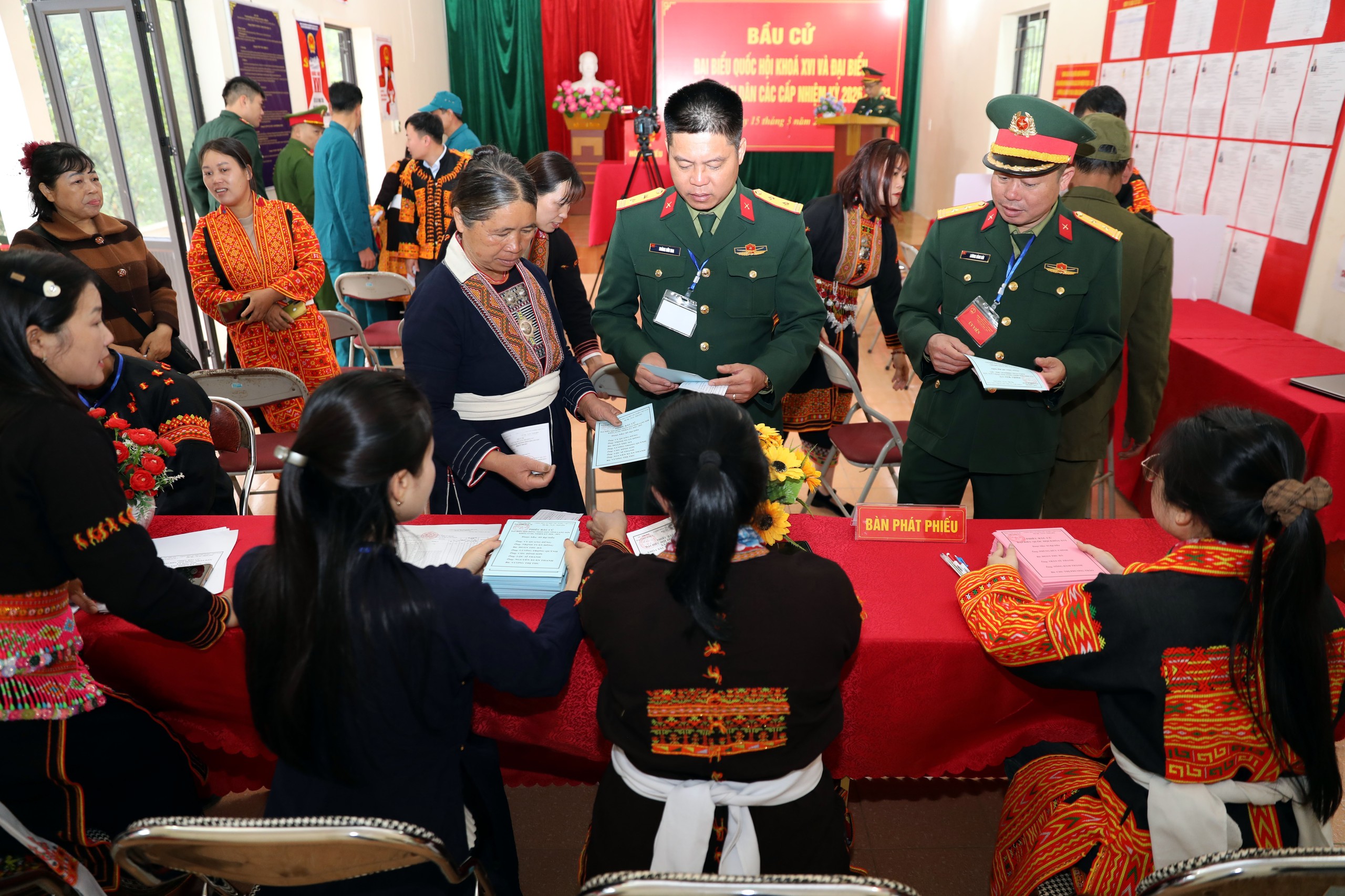 CẬP NHẬT: Những cử tri hơn 100 tuổi phấn khởi thực hiện quyền bầu cử - Ảnh 15.