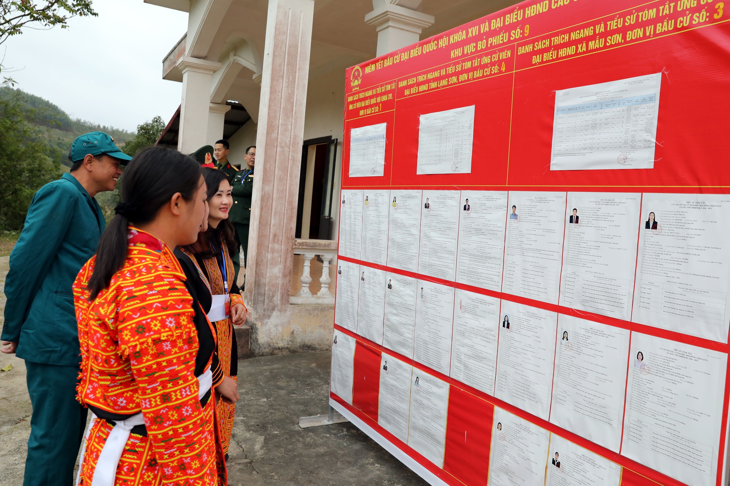 CẬP NHẬT: Những cử tri hơn 100 tuổi phấn khởi thực hiện quyền bầu cử - Ảnh 4.