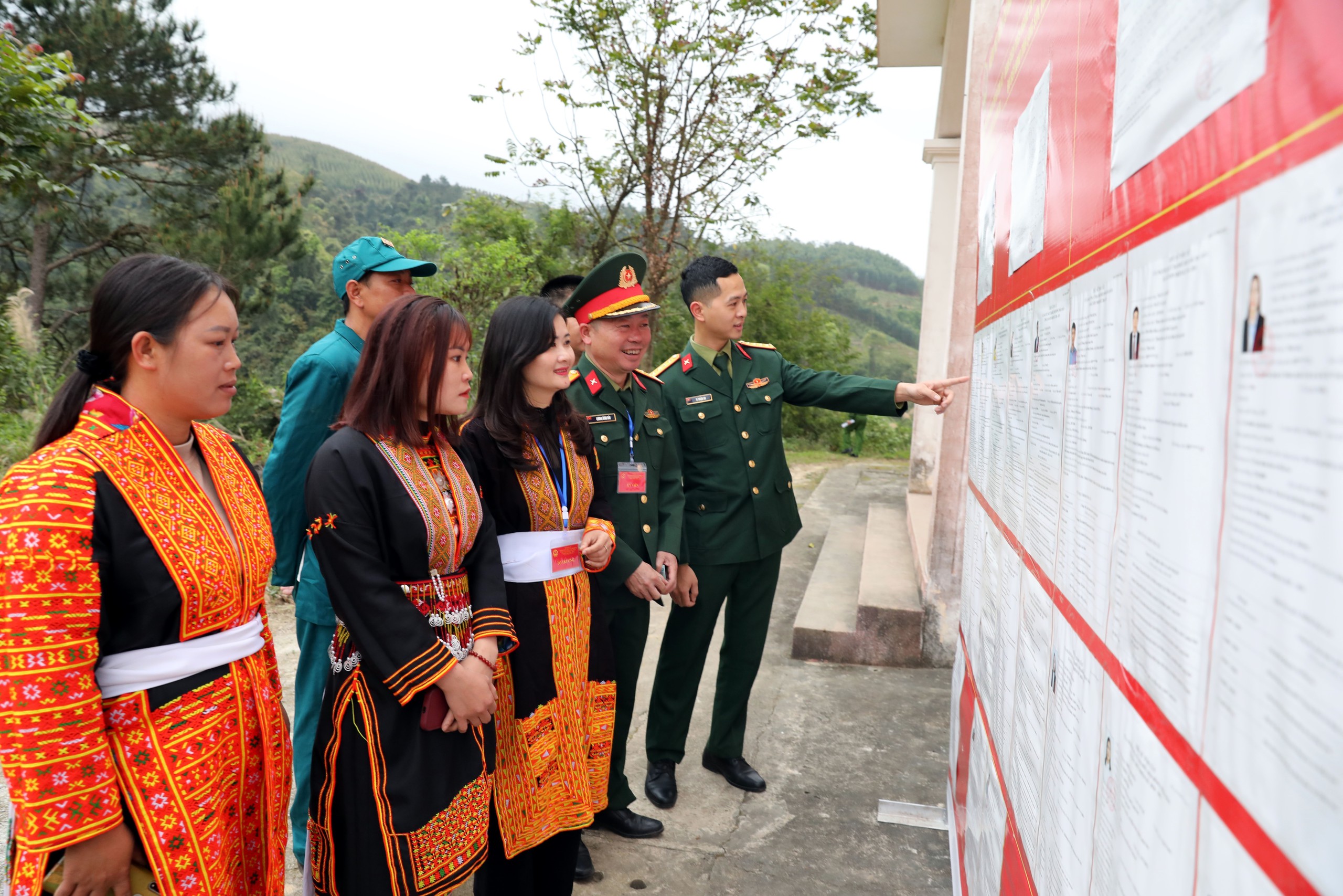 CẬP NHẬT: Những cử tri hơn 100 tuổi phấn khởi thực hiện quyền bầu cử - Ảnh 5.