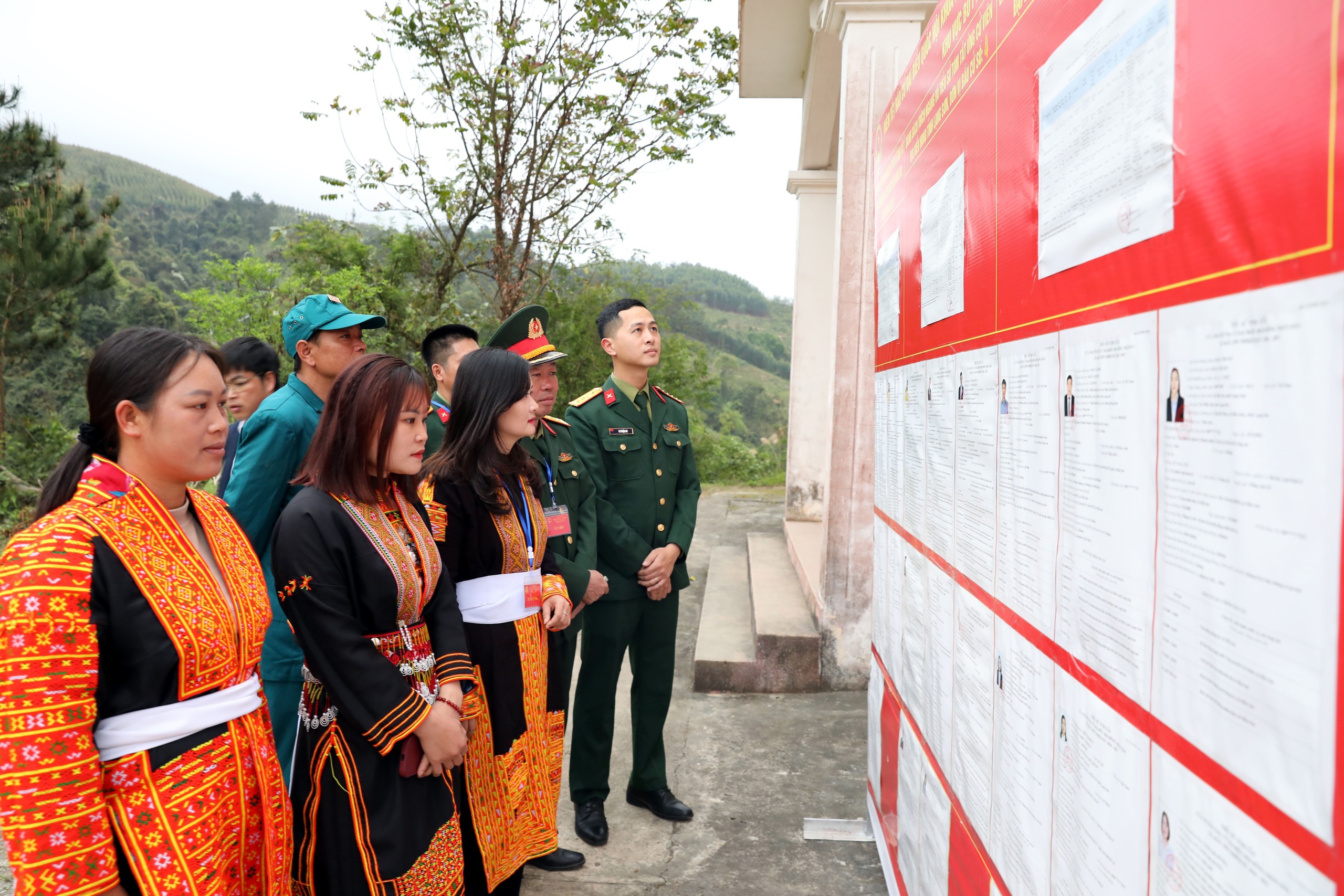 CẬP NHẬT: Những cử tri hơn 100 tuổi phấn khởi thực hiện quyền bầu cử - Ảnh 3.