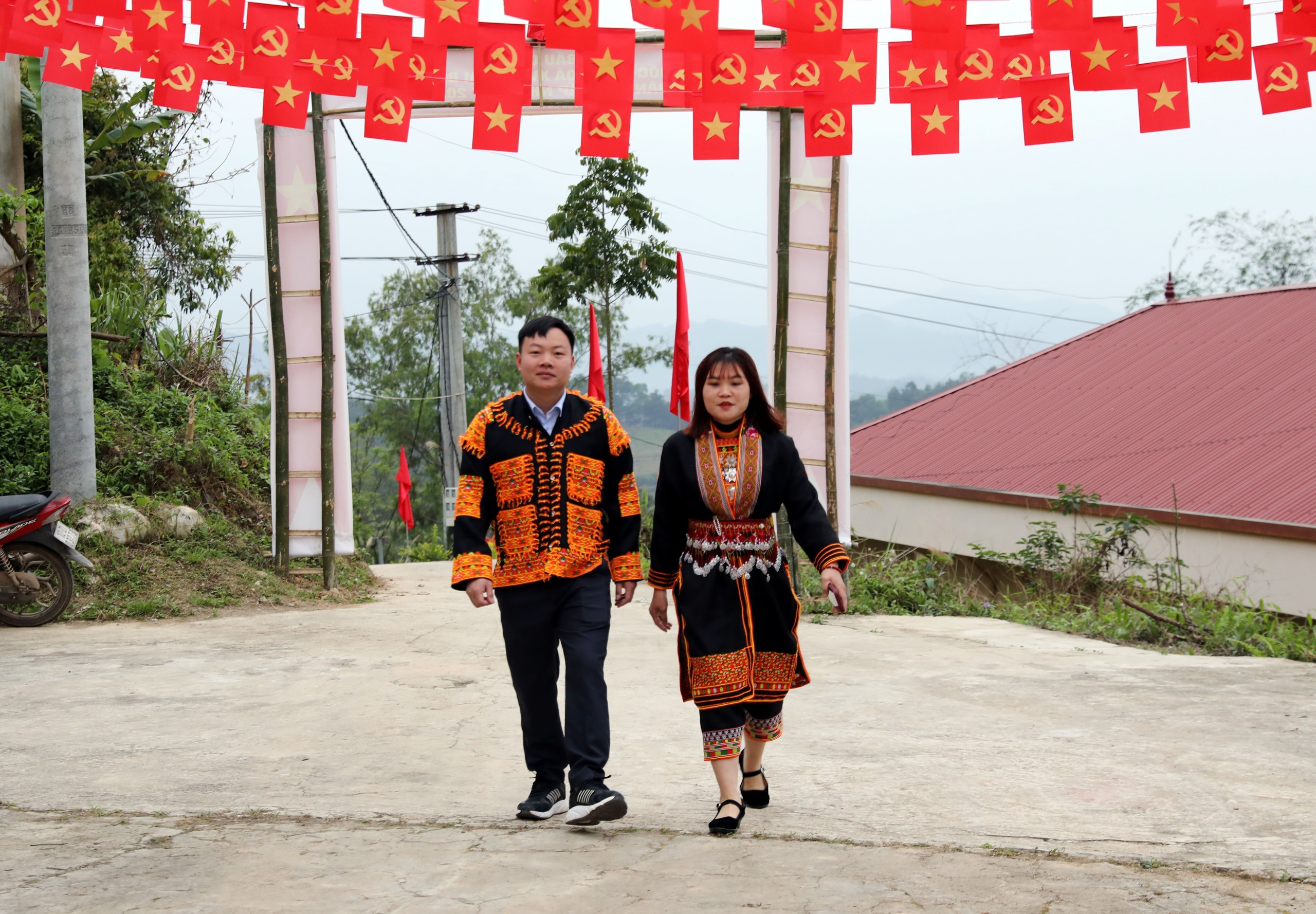 CẬP NHẬT: Những cử tri hơn 100 tuổi phấn khởi thực hiện quyền bầu cử - Ảnh 2.