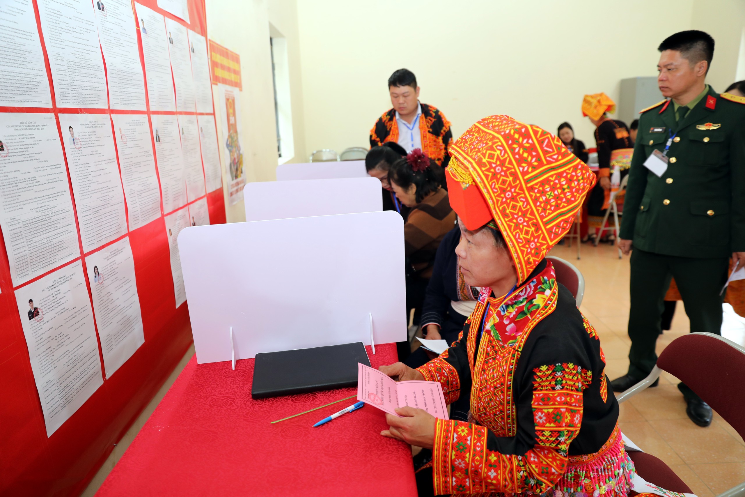 CẬP NHẬT: Những cử tri hơn 100 tuổi phấn khởi thực hiện quyền bầu cử - Ảnh 9.