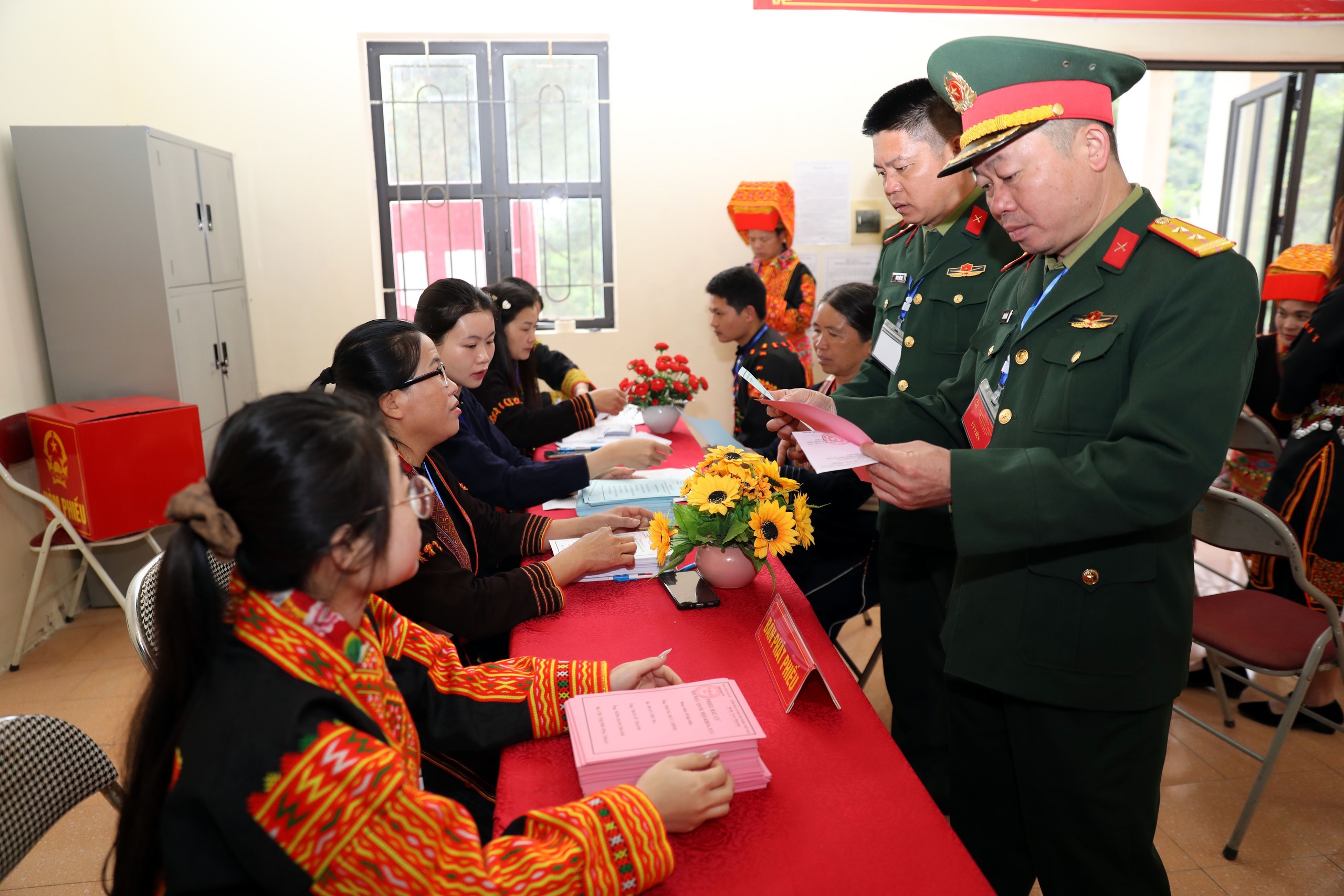 CẬP NHẬT: Những cử tri hơn 100 tuổi phấn khởi thực hiện quyền bầu cử - Ảnh 12.