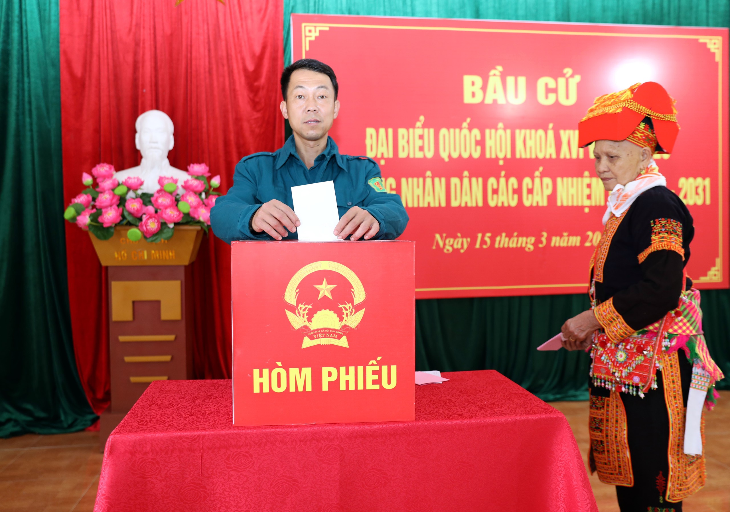 CẬP NHẬT: Những cử tri hơn 100 tuổi phấn khởi thực hiện quyền bầu cử - Ảnh 21.