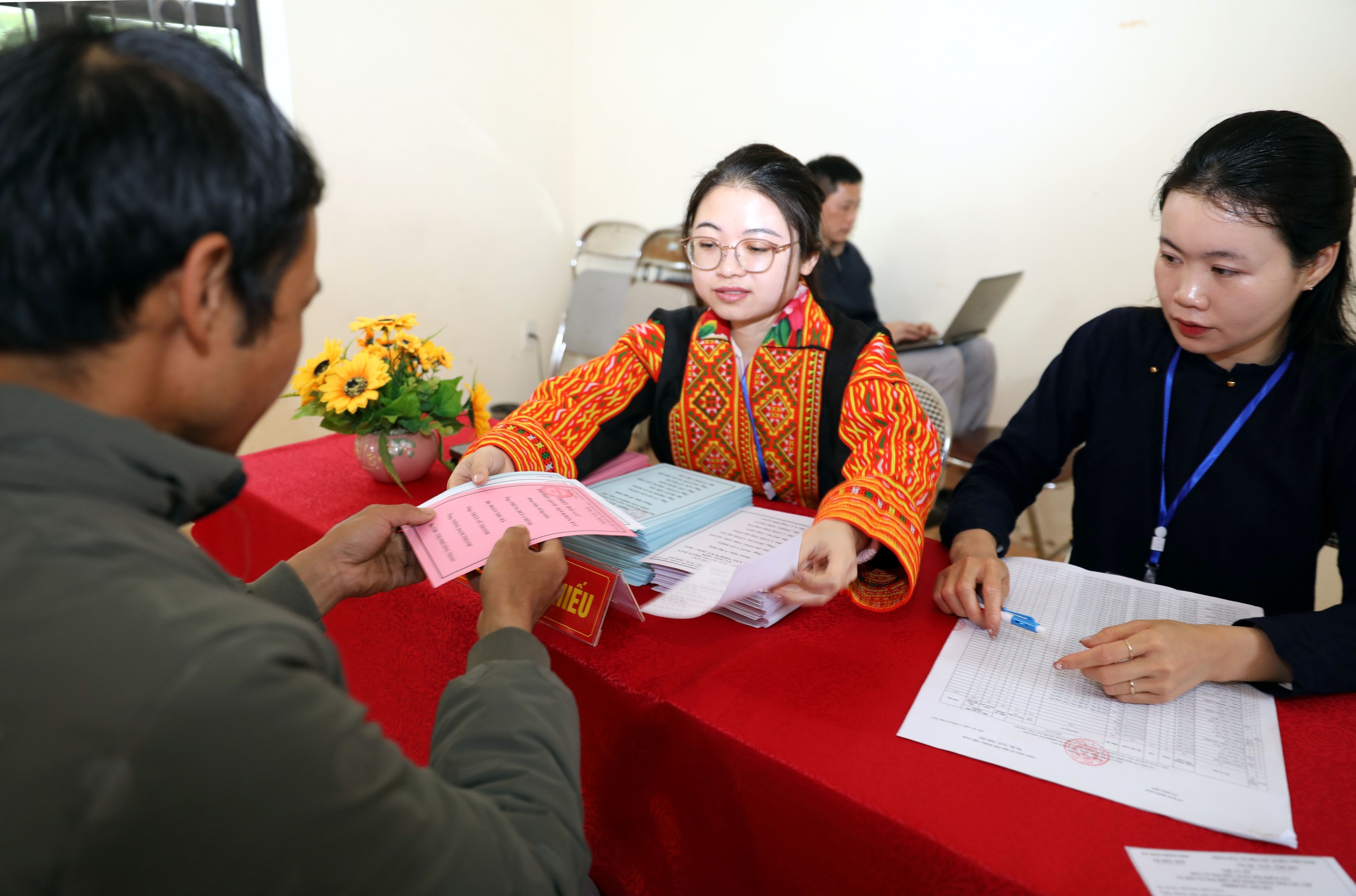 CẬP NHẬT: Những cử tri hơn 100 tuổi phấn khởi thực hiện quyền bầu cử - Ảnh 16.