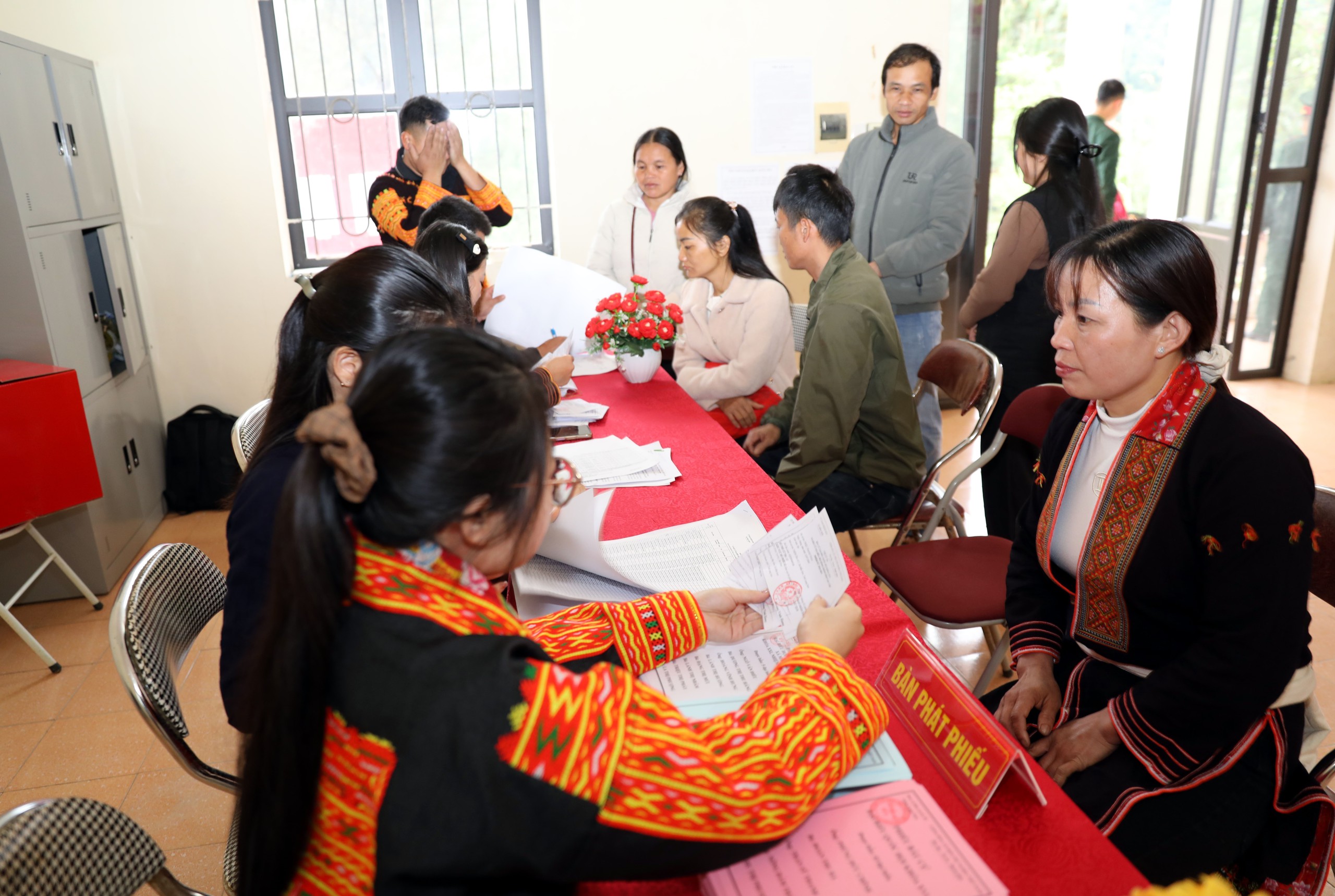 CẬP NHẬT: Những cử tri hơn 100 tuổi phấn khởi thực hiện quyền bầu cử - Ảnh 10.