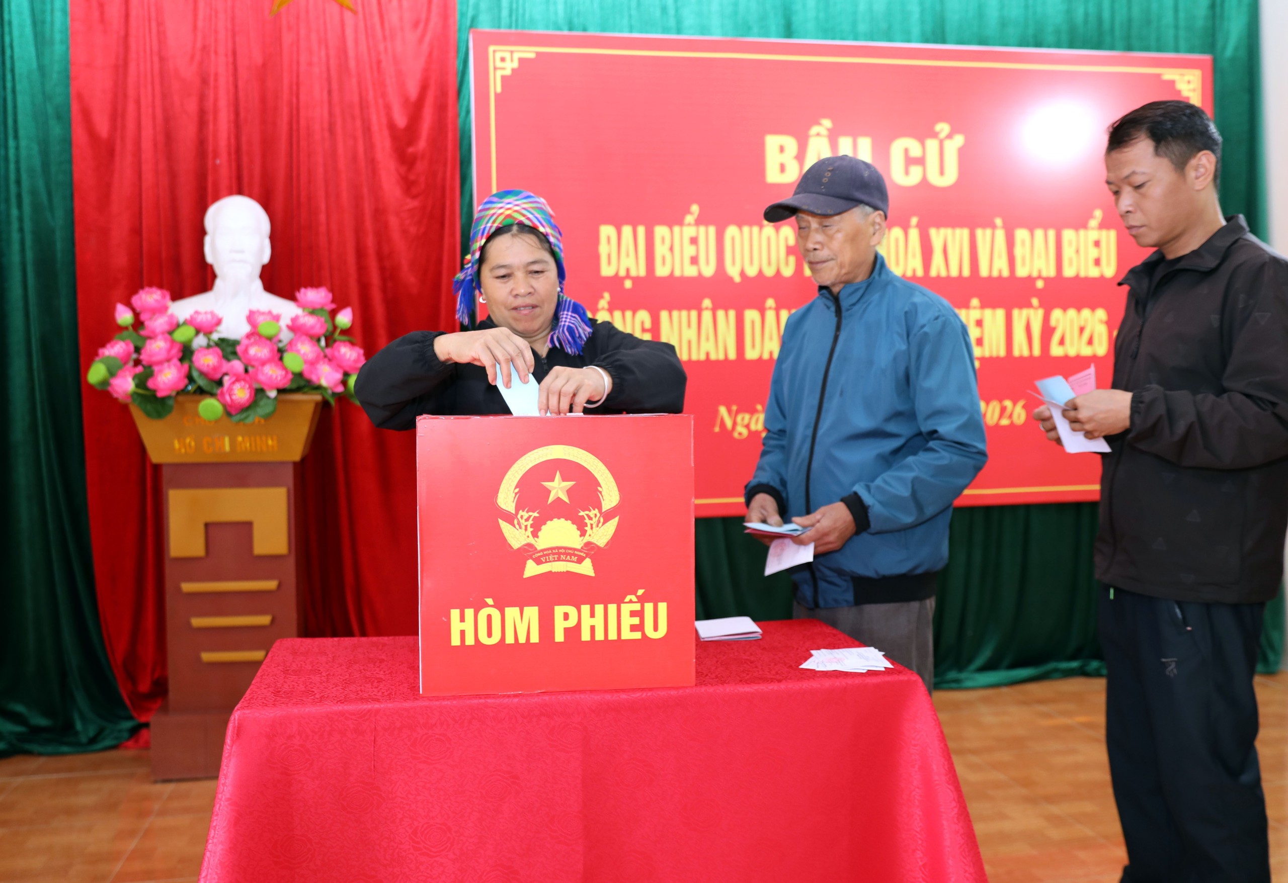 CẬP NHẬT: Những cử tri hơn 100 tuổi phấn khởi thực hiện quyền bầu cử - Ảnh 17.