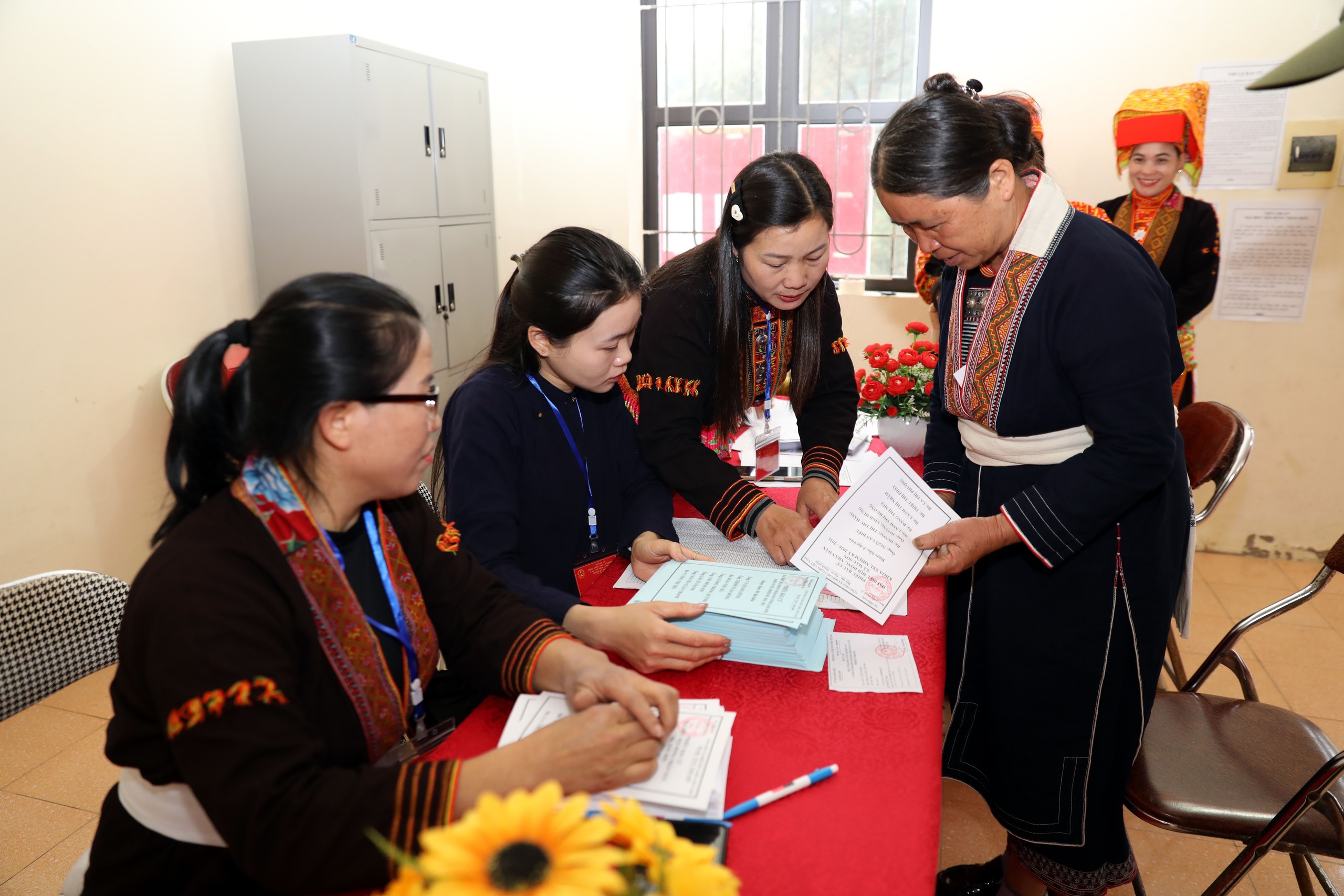 CẬP NHẬT: Những cử tri hơn 100 tuổi phấn khởi thực hiện quyền bầu cử - Ảnh 11.