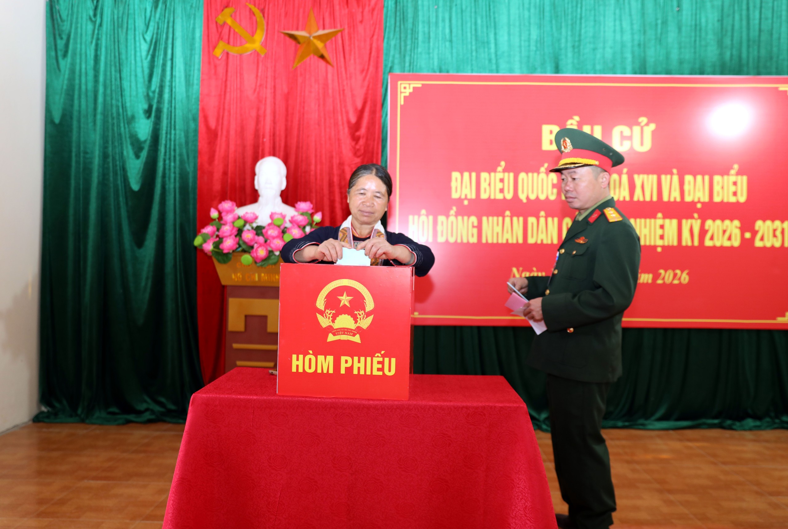 CẬP NHẬT: Những cử tri hơn 100 tuổi phấn khởi thực hiện quyền bầu cử - Ảnh 20.