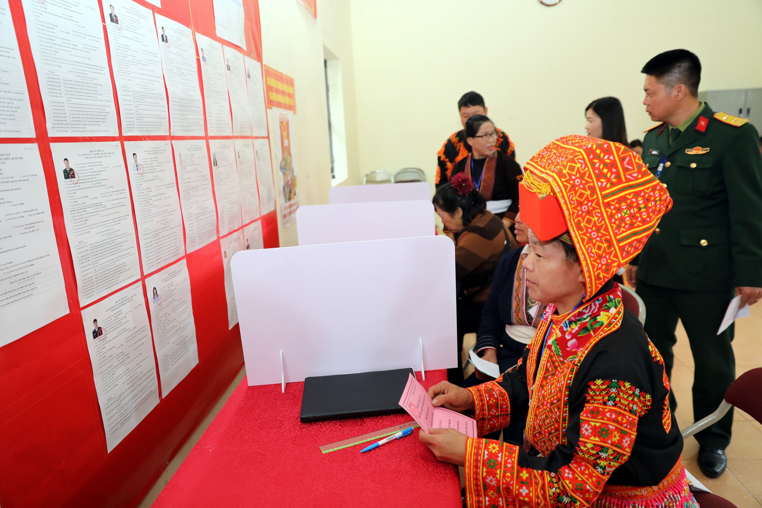 CẬP NHẬT: Những cử tri hơn 100 tuổi phấn khởi thực hiện quyền bầu cử - Ảnh 6.