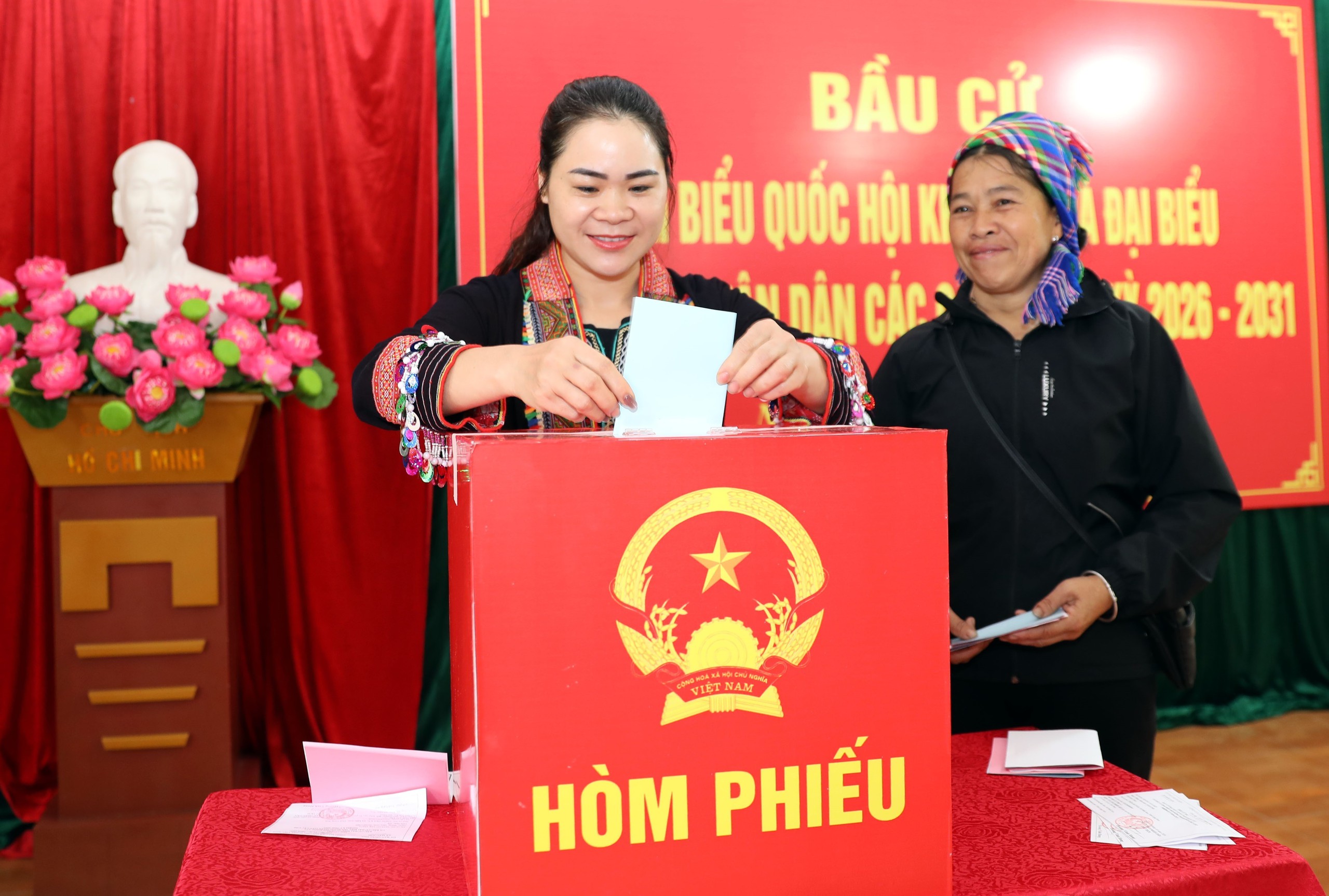 CẬP NHẬT: Những cử tri hơn 100 tuổi phấn khởi thực hiện quyền bầu cử - Ảnh 19.