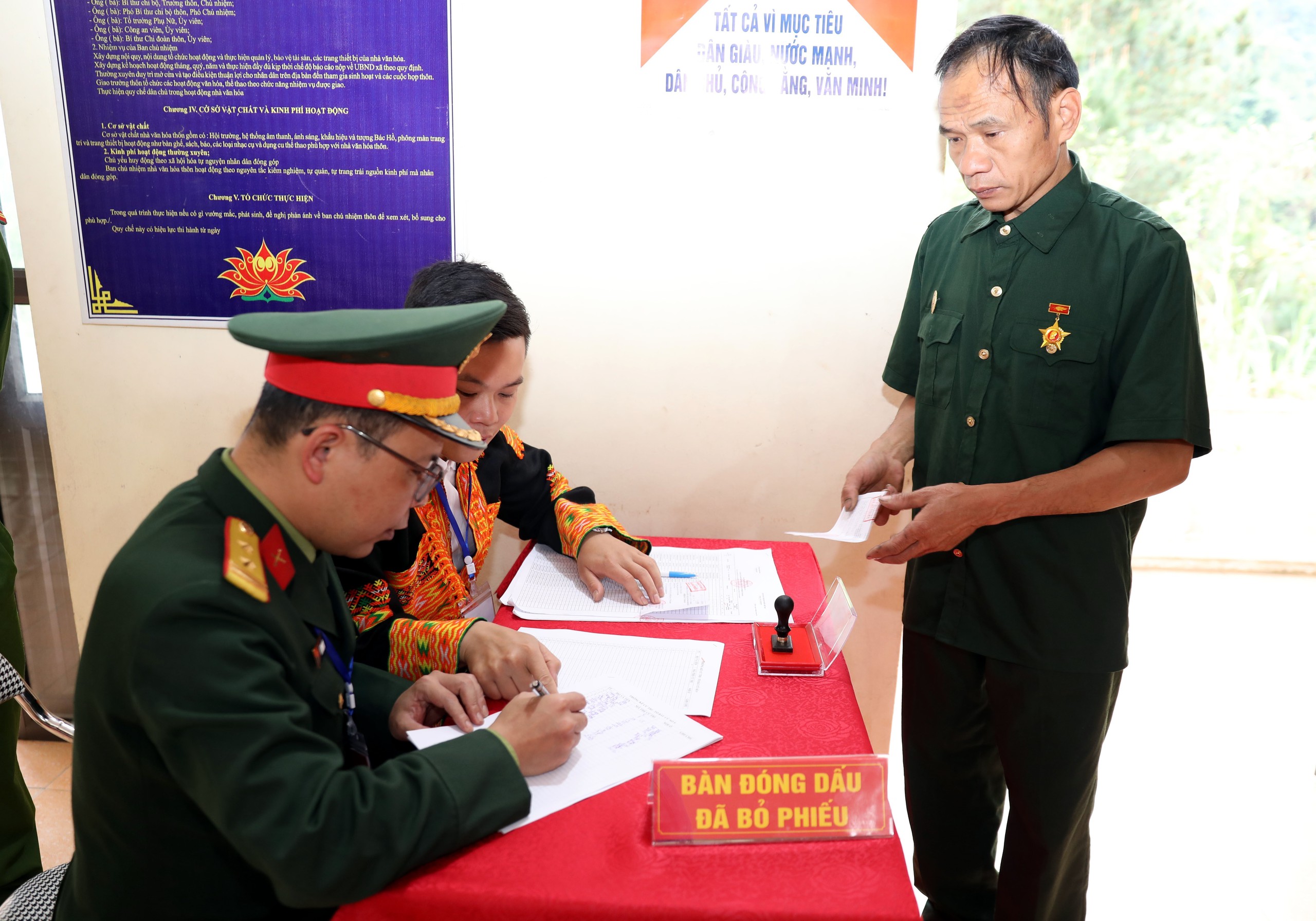 CẬP NHẬT: Những cử tri hơn 100 tuổi phấn khởi thực hiện quyền bầu cử - Ảnh 14.