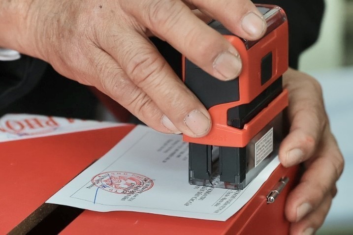 Cảnh báo nguy cơ lộ, lọt thông tin cá nhân khi đăng ảnh thẻ cử tri lên mạng xã hội - Ảnh 1.