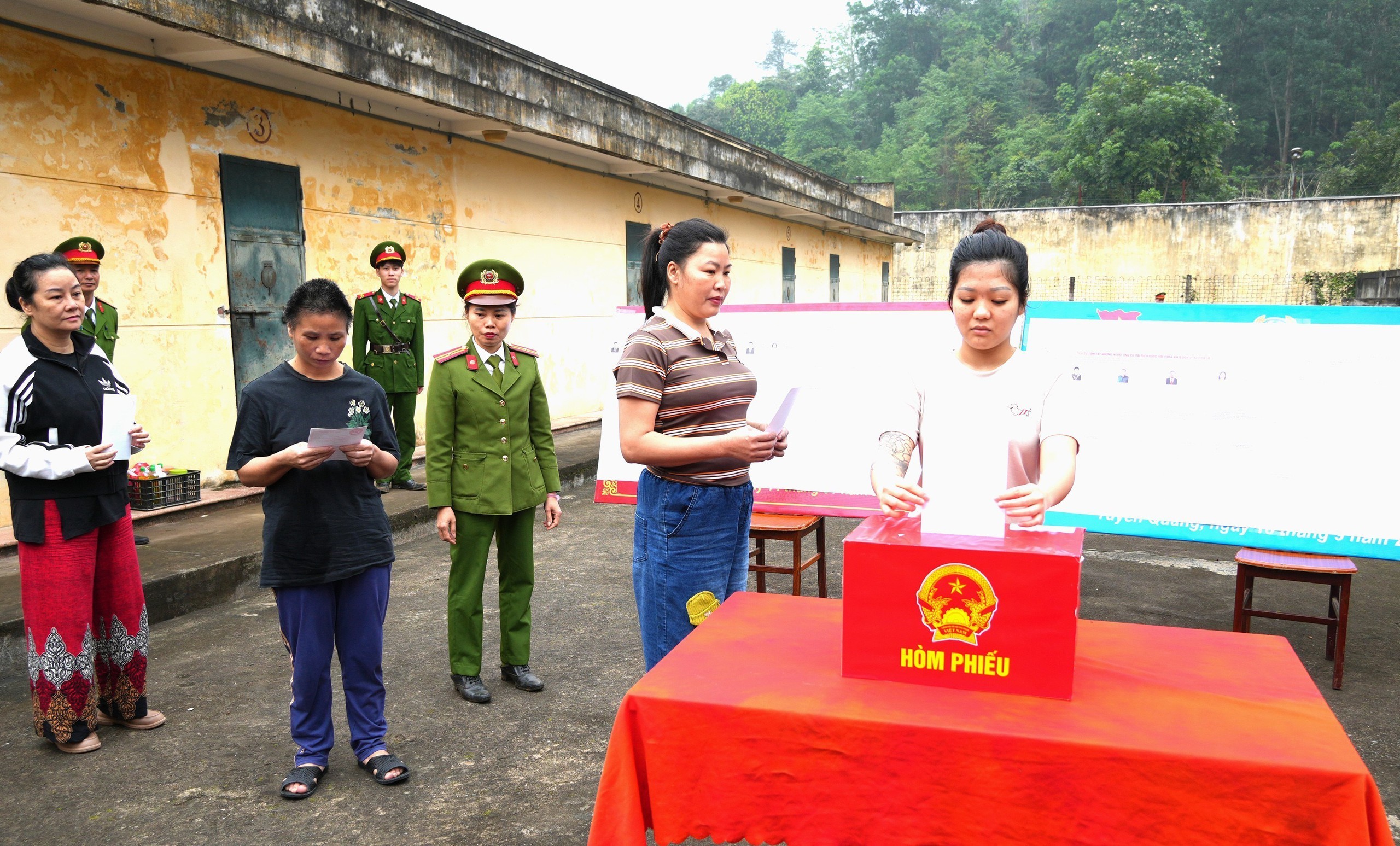 CẬP NHẬT: Những lá phiếu phía sau cánh cổng trại tạm giam - Ảnh 9.