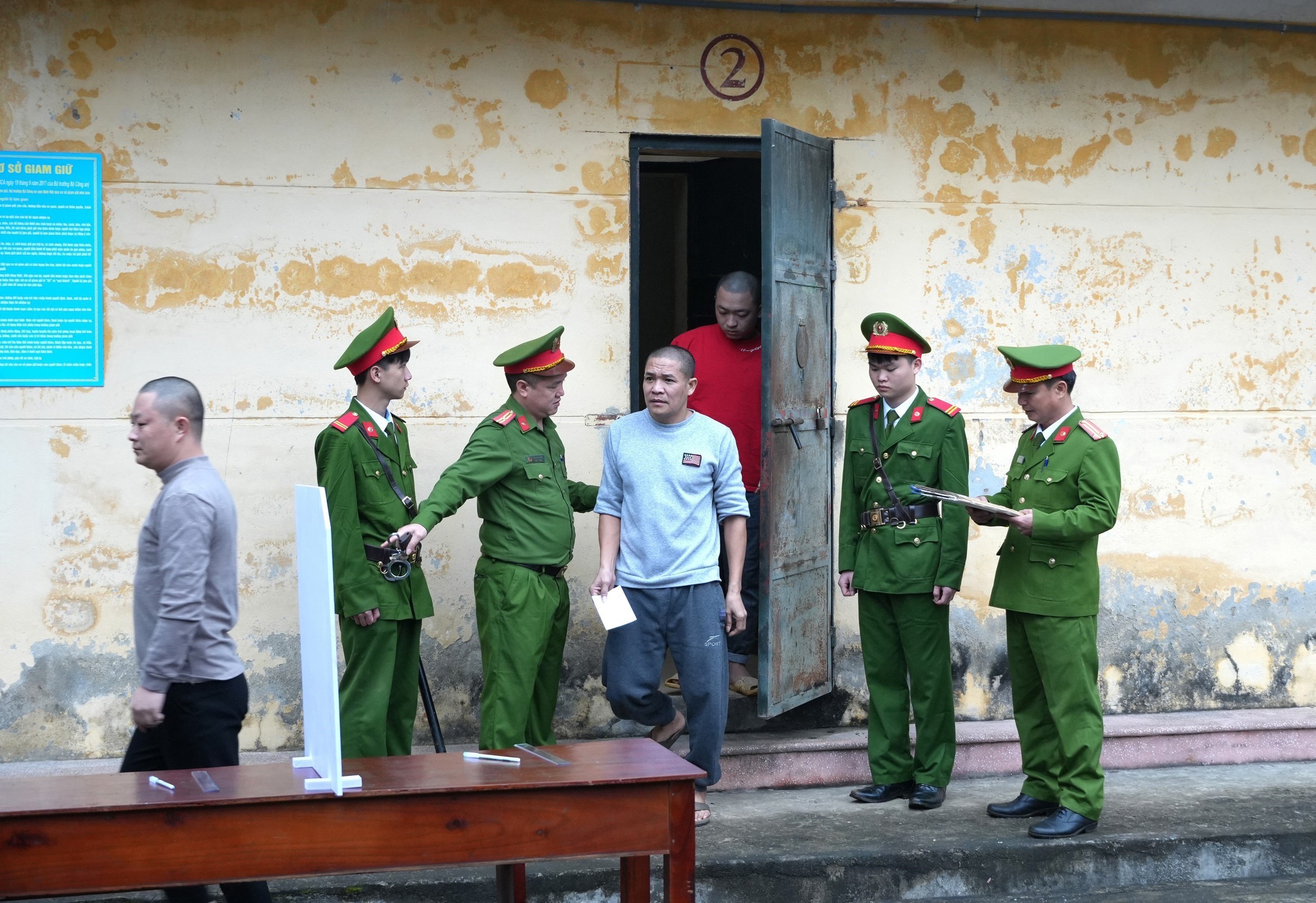 CẬP NHẬT: Những lá phiếu phía sau cánh cổng trại tạm giam - Ảnh 3.