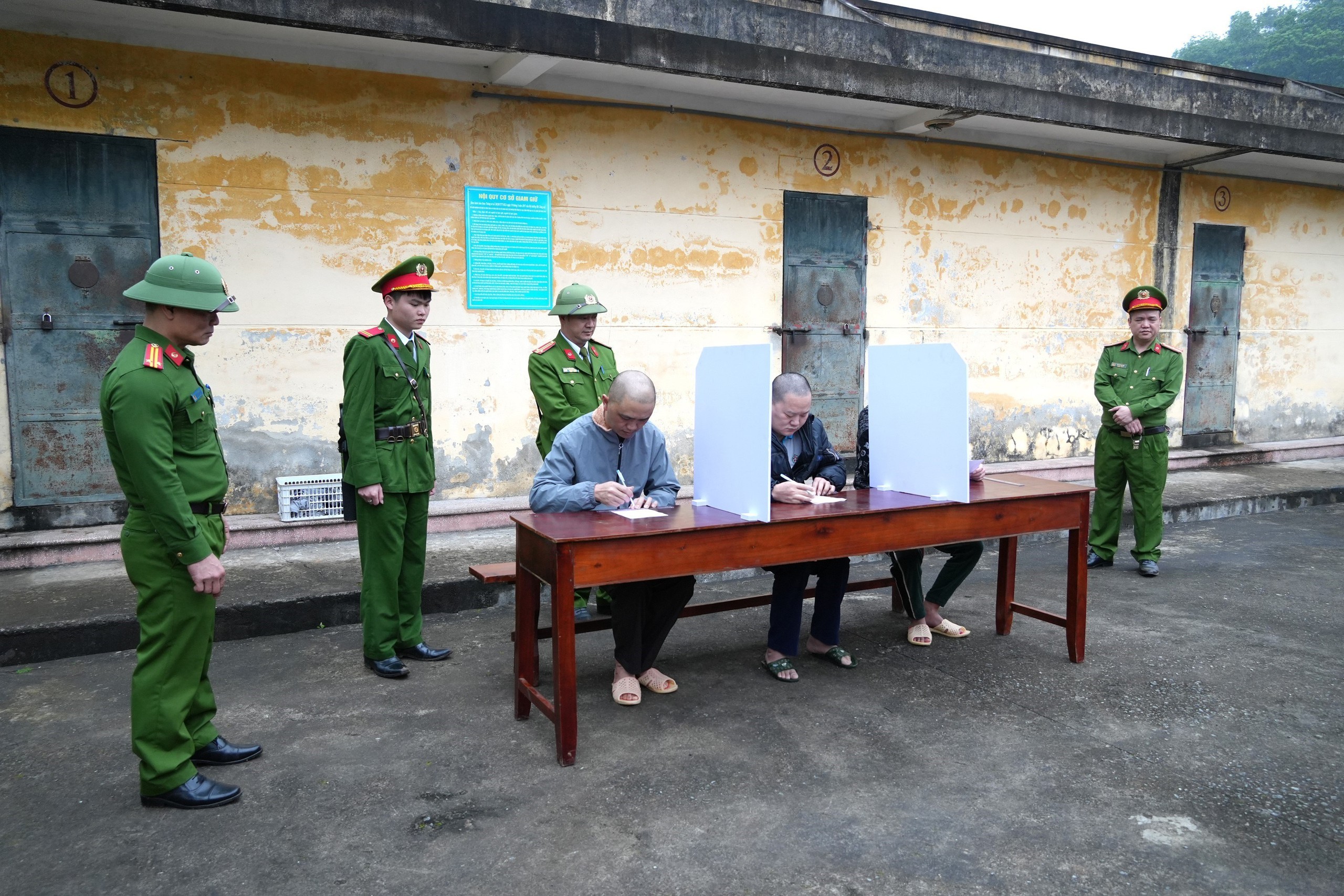 CẬP NHẬT: Những lá phiếu phía sau cánh cổng trại tạm giam - Ảnh 6.