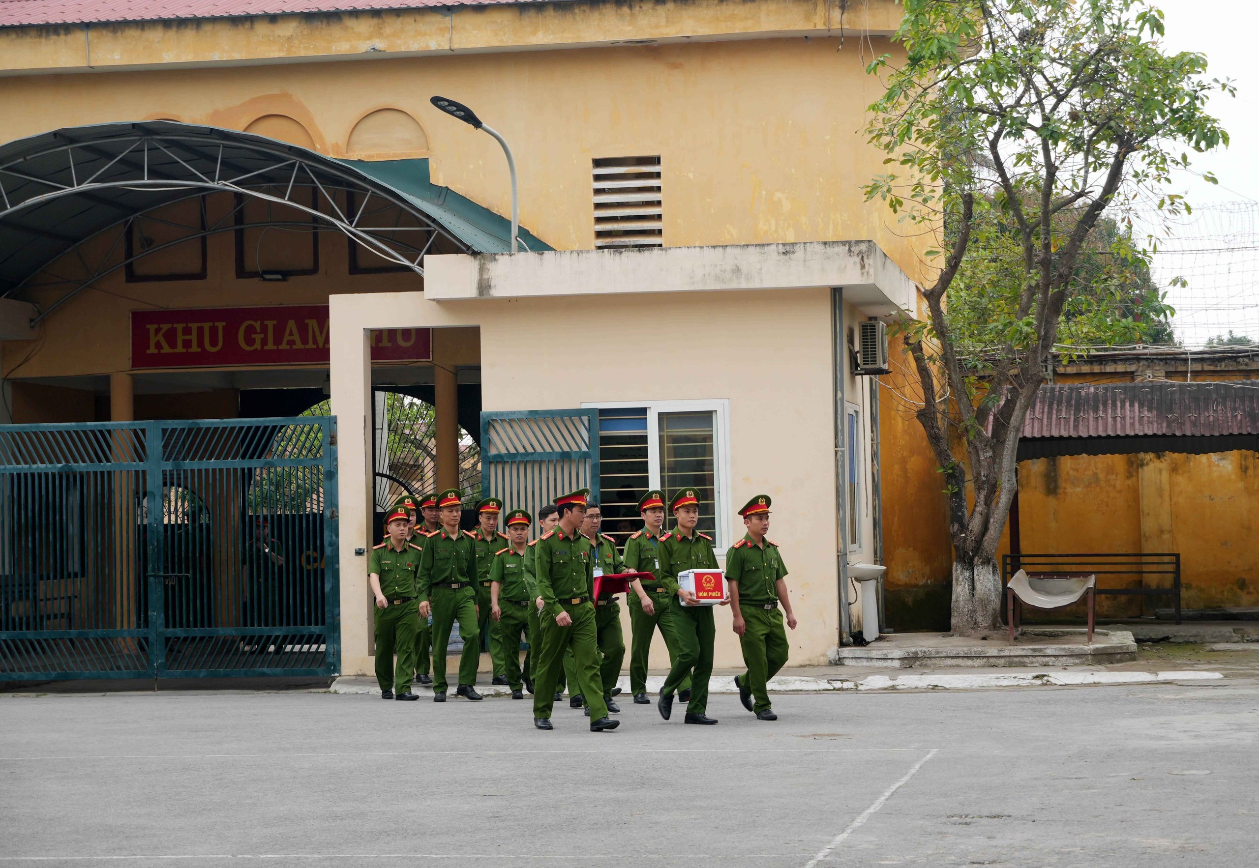 CẬP NHẬT: Những lá phiếu tại điểm bầu cử đặc biệt ở xứ Thanh - Ảnh 2.
