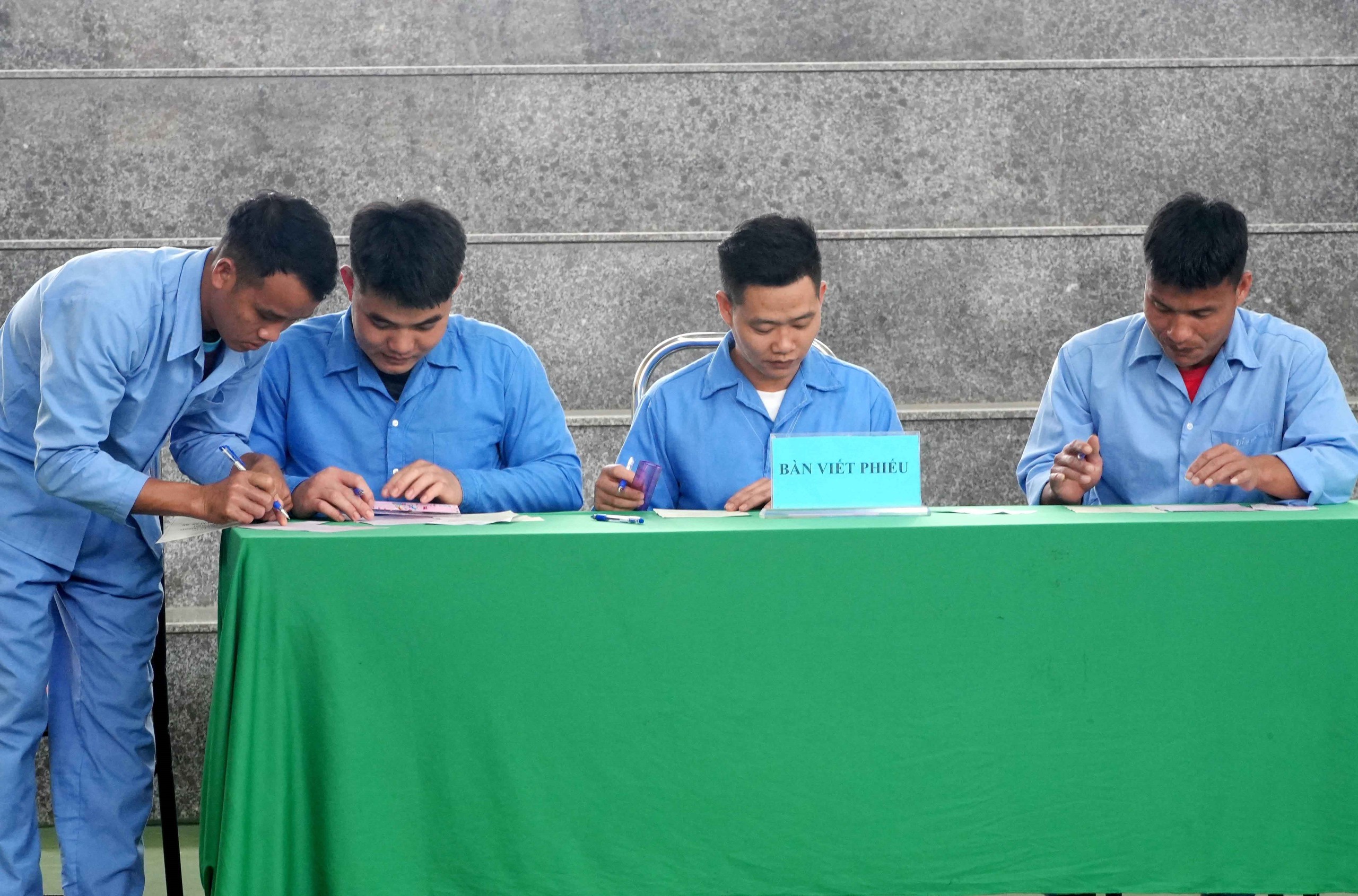CẬP NHẬT: Những lá phiếu tại điểm bầu cử đặc biệt ở xứ Thanh - Ảnh 8.