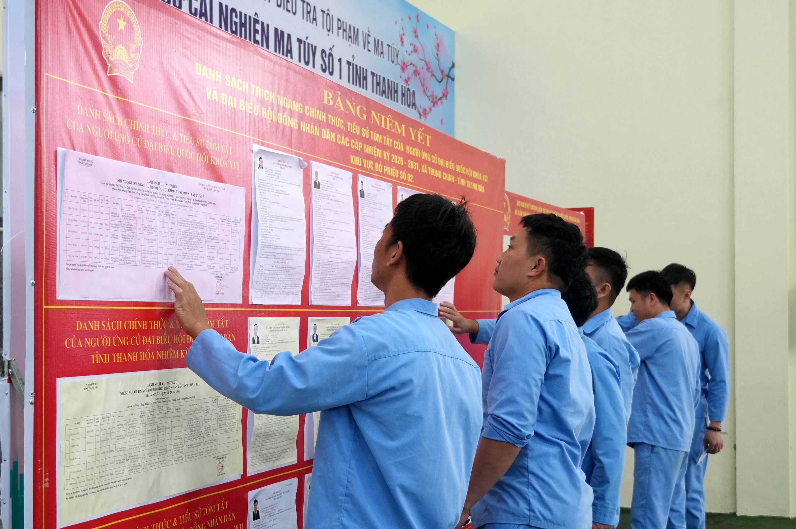 CẬP NHẬT: Những lá phiếu tại điểm bầu cử đặc biệt ở xứ Thanh - Ảnh 6.