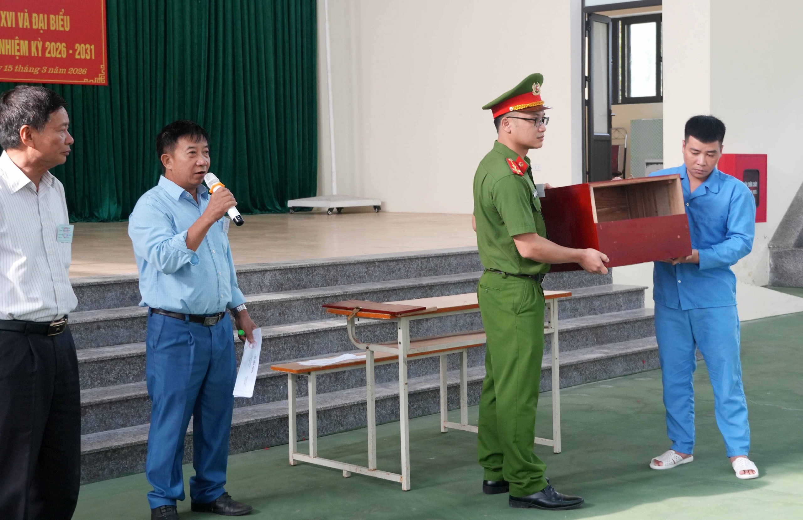 CẬP NHẬT: Những lá phiếu tại điểm bầu cử đặc biệt ở xứ Thanh - Ảnh 4.