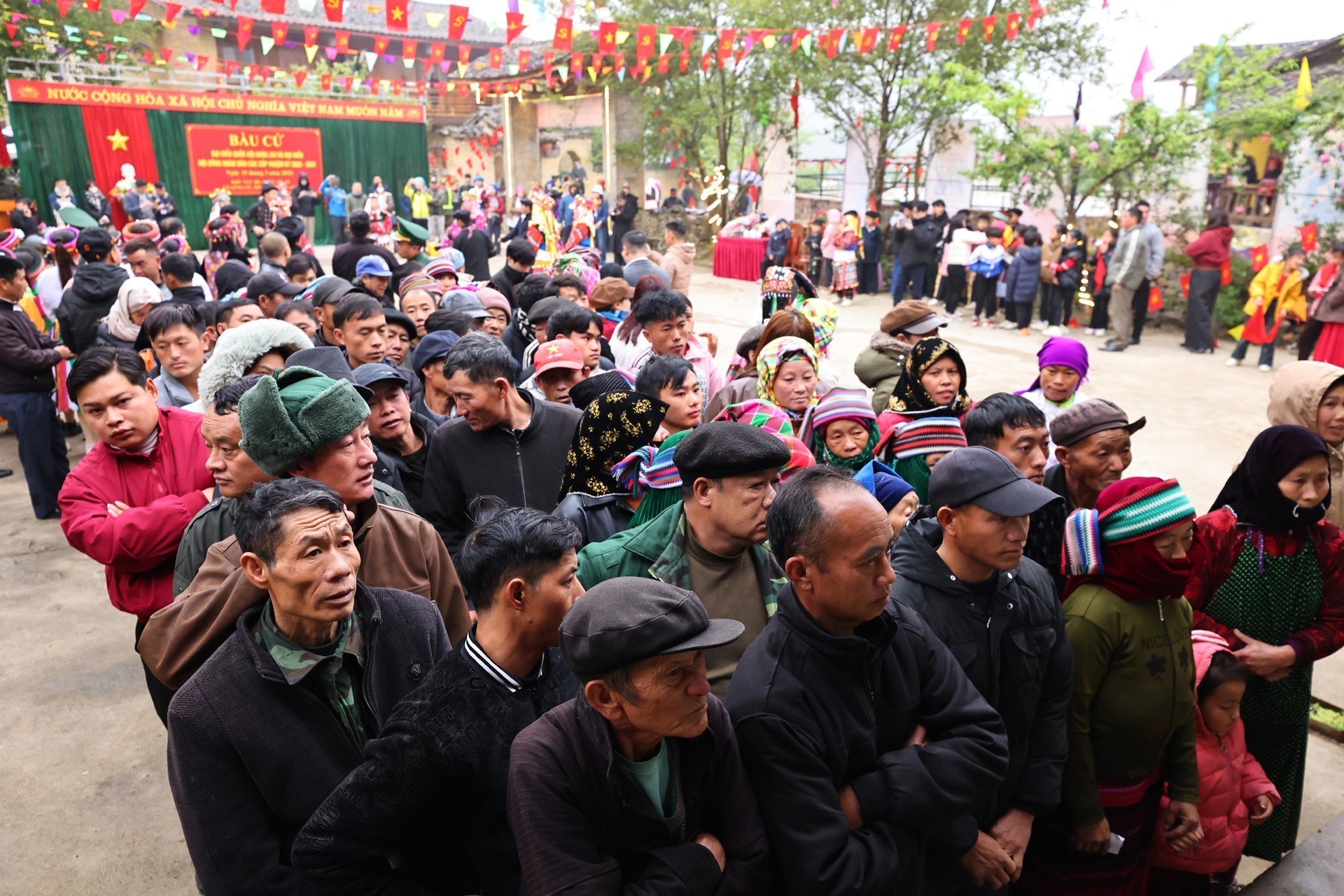 CẬP NHẬT: Rộn ràng “Ngày hội non sông” nơi địa đầu Tổ quốc - Ảnh 1.