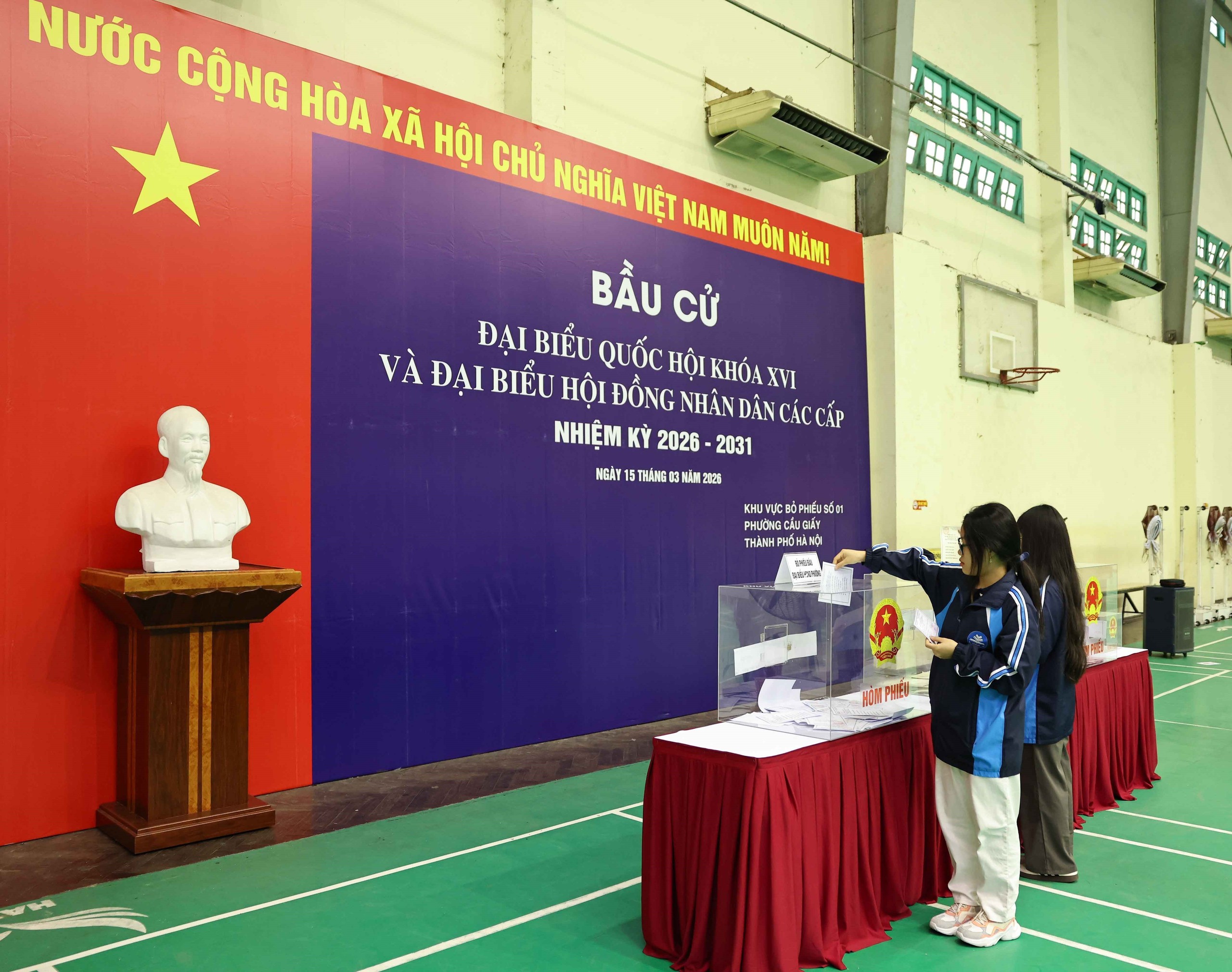 CẬP NHẬT: Sinh viên Trường Đại học Sư phạm Hà Nội hăng hái đi bầu cử - Ảnh 1.