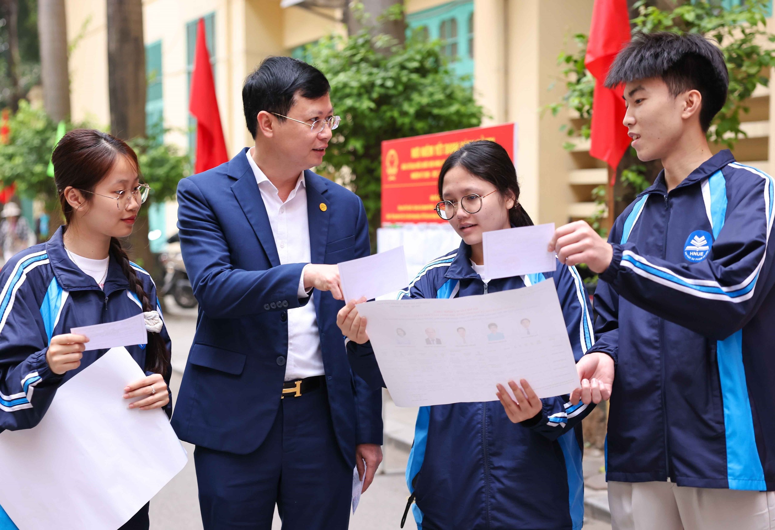 CẬP NHẬT: Sinh viên Trường Đại học Sư phạm Hà Nội hăng hái đi bầu cử - Ảnh 4.