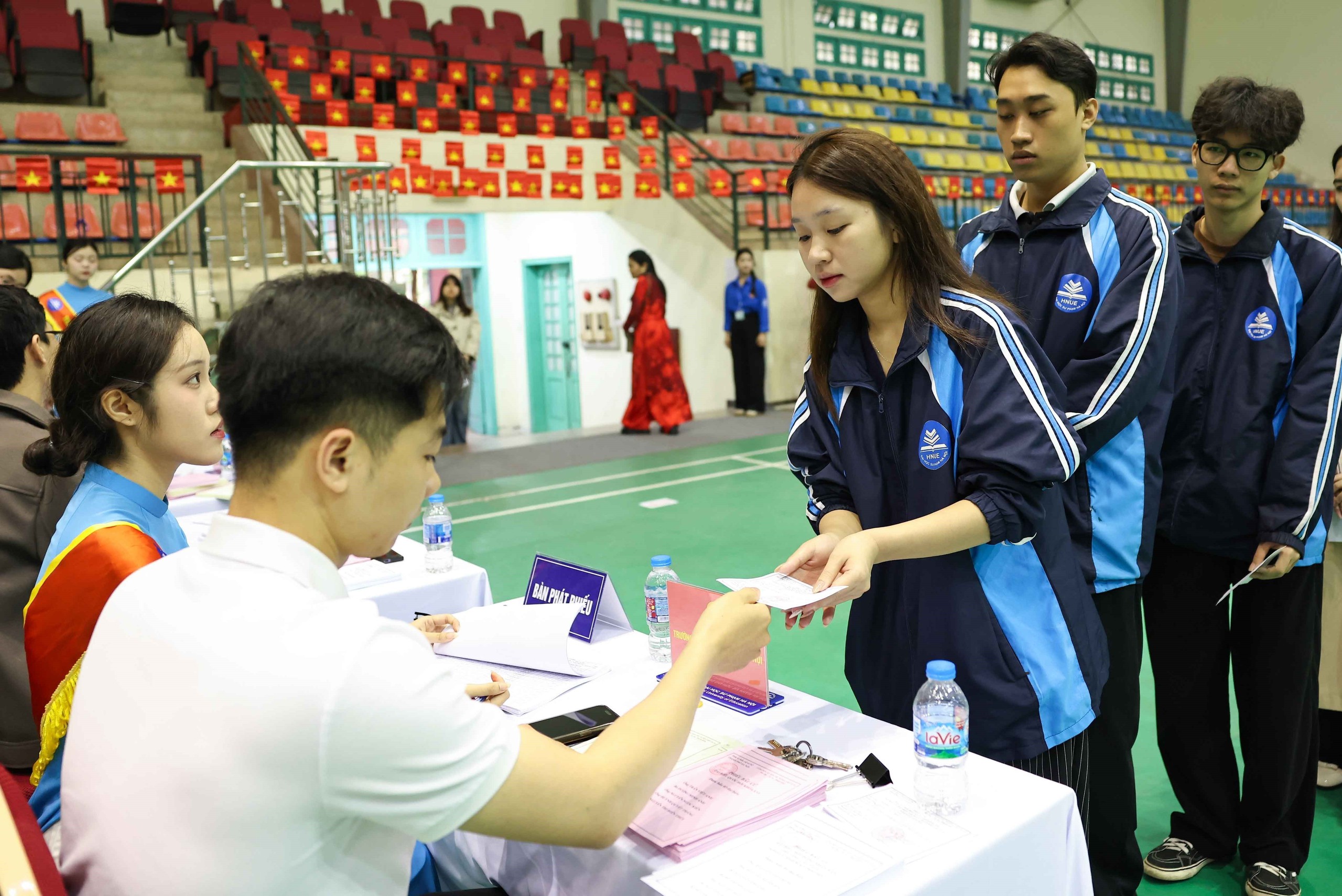 CẬP NHẬT: Sinh viên Trường Đại học Sư phạm Hà Nội hăng hái đi bầu cử - Ảnh 7.