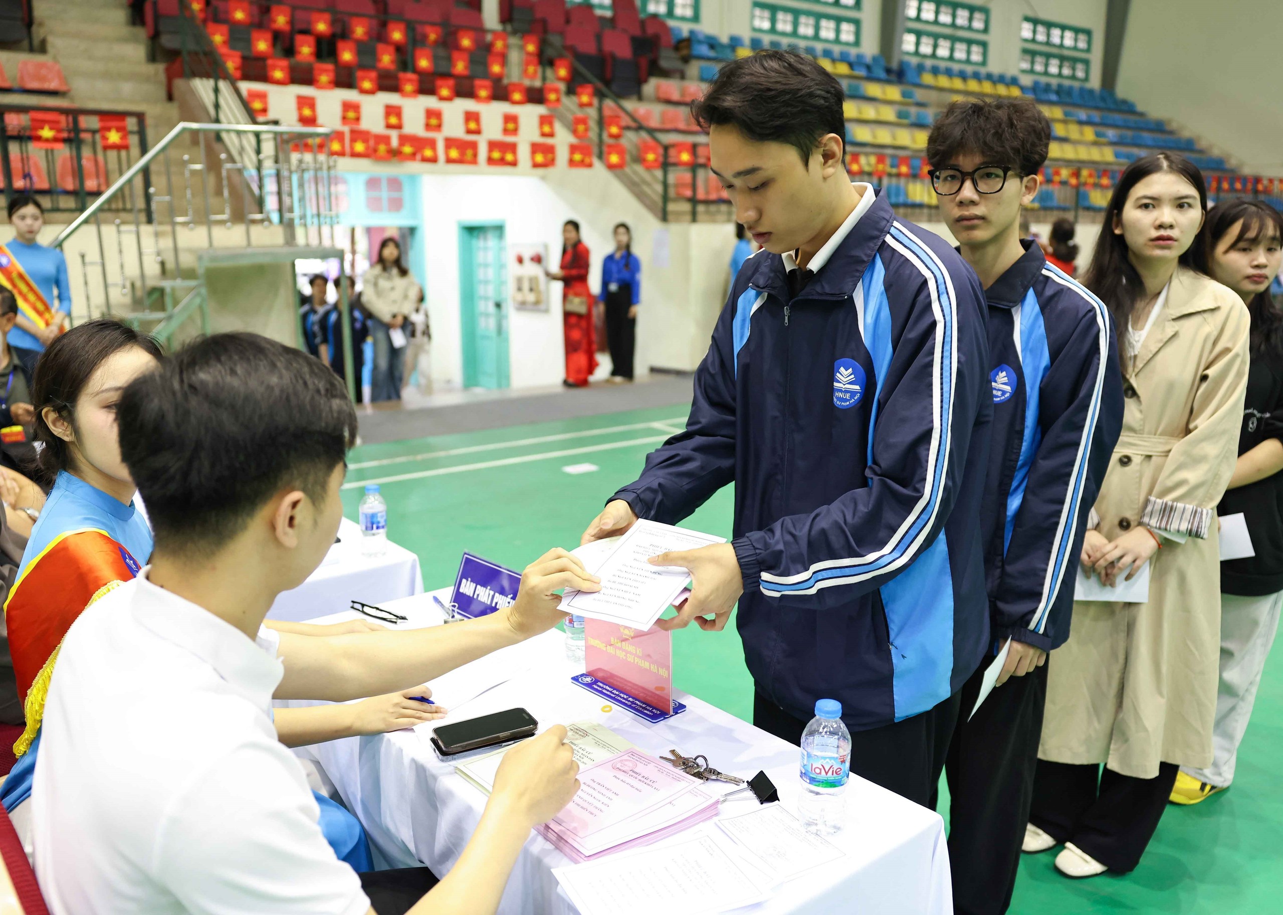 CẬP NHẬT: Sinh viên Trường Đại học Sư phạm Hà Nội hăng hái đi bầu cử - Ảnh 8.