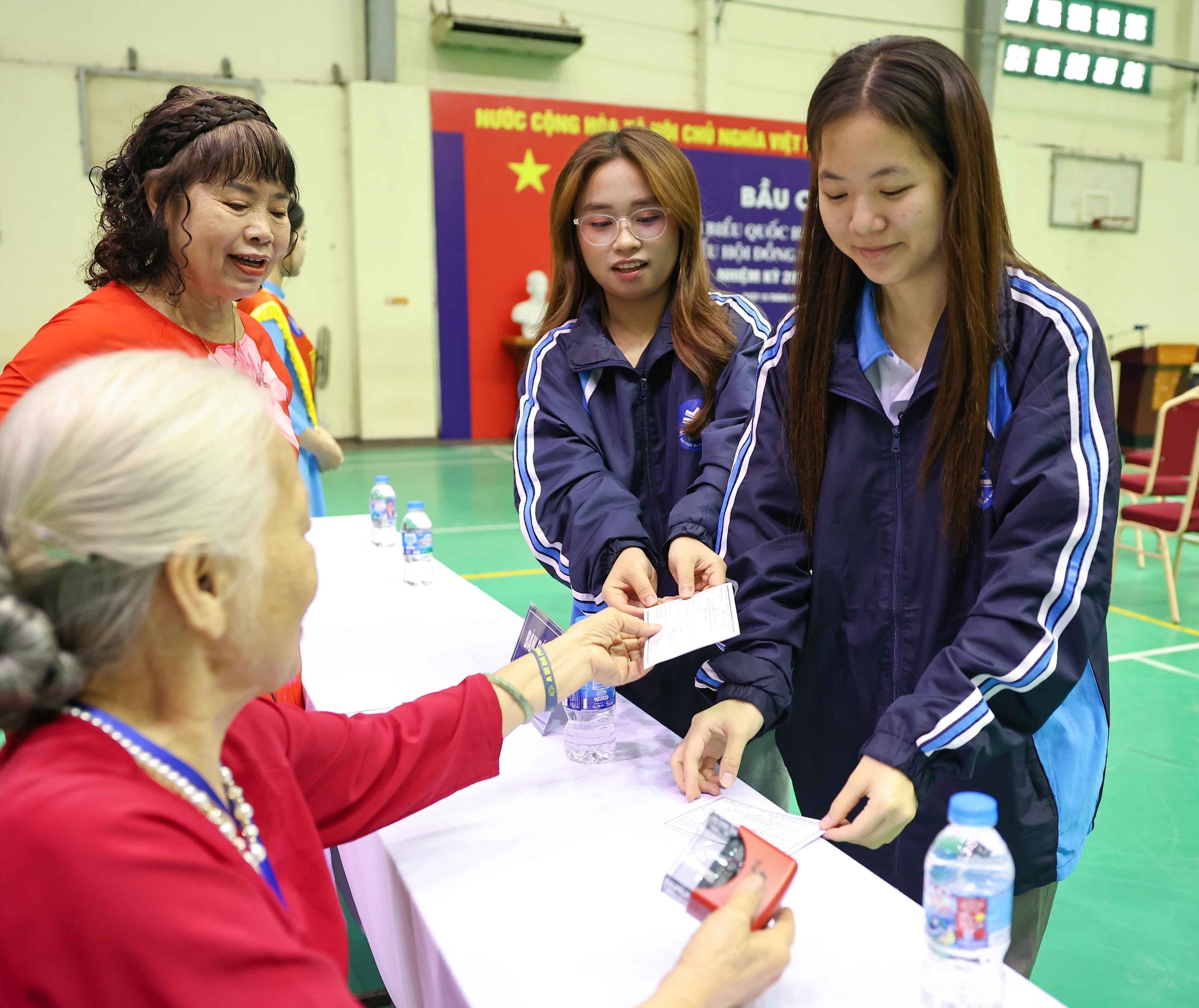 CẬP NHẬT: Sinh viên Trường Đại học Sư phạm Hà Nội hăng hái đi bầu cử - Ảnh 12.