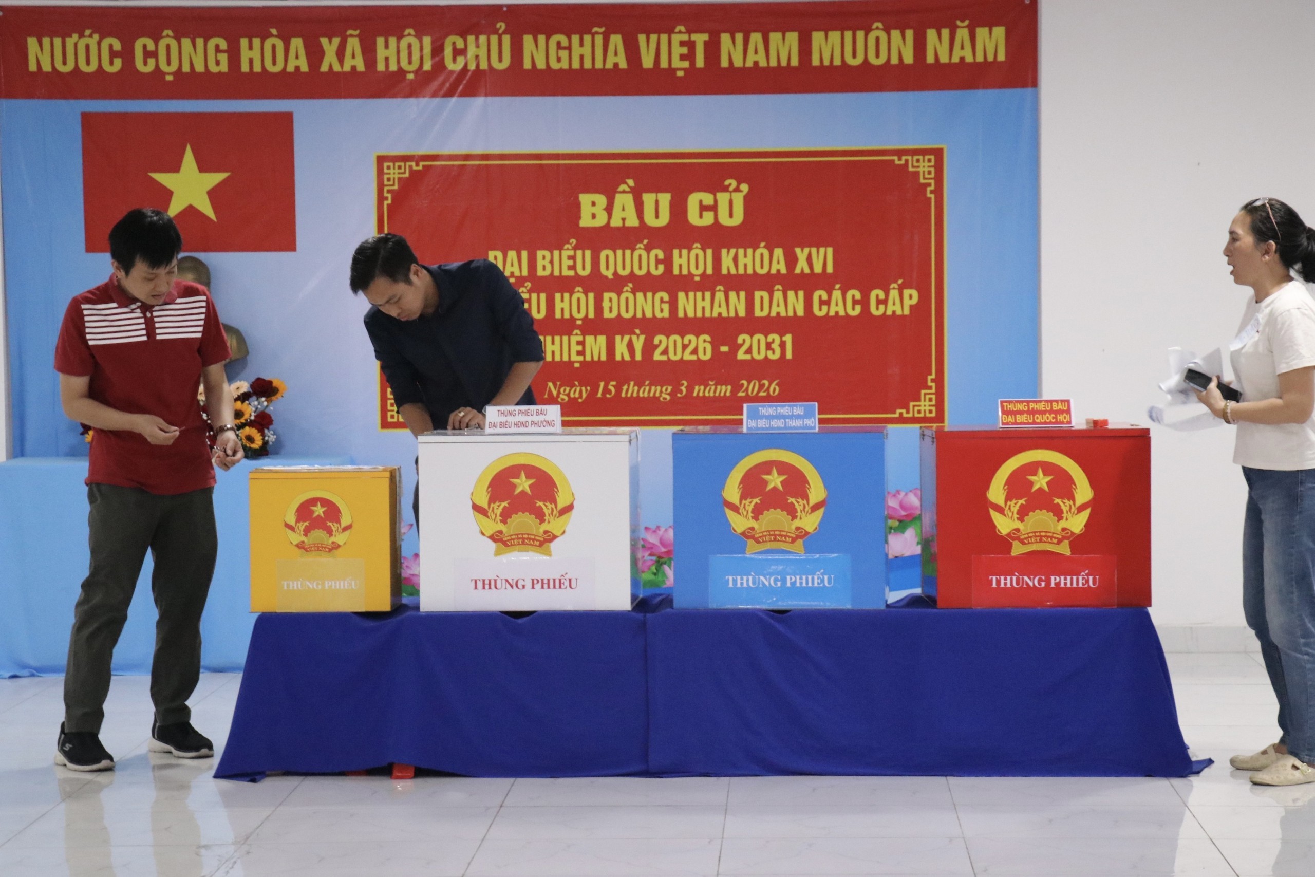 CẬP NHẬT: Thành phố Hồ Chí Minh tiến hành kiểm phiếu ngay sau khi kết thúc bầu cử
- Ảnh 2. CẬP NHẬT: Thành phố Hồ Chí Minh tiến hành kiểm phiếu ngay sau khi kết thúc bầu cử
- Ảnh 2.