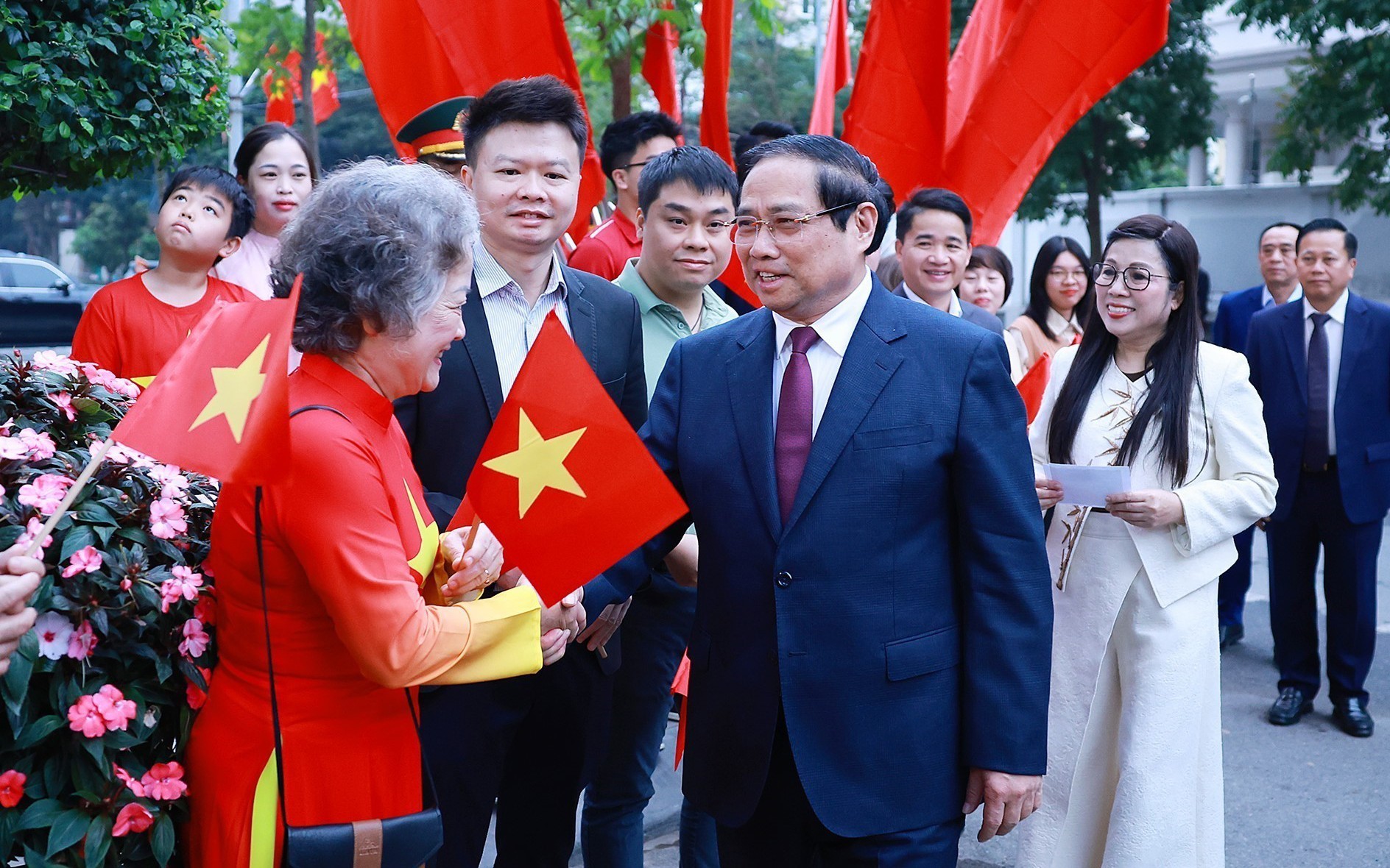 Thủ tướng Phạm Minh Chính kiểm tra công tác bầu cử tại phường Tây Hồ, Hà Nội