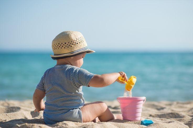 Nắng nóng đầu mùa: Vì sao nhiều mẹ bỉm luôn mang theo "tuýp kem xanh" trong túi đồ của bé? - Ảnh 1. Nắng nóng đầu mùa: Vì sao nhiều mẹ bỉm luôn mang theo "tuýp kem xanh" trong túi đồ của bé? - Ảnh 1.