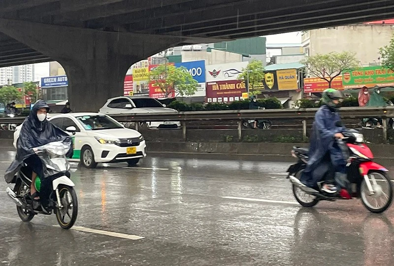 Nhiều khu vực có mưa dông vào chiều tối và đêm, đề phòng lốc, sét và gió giật mạnh - Ảnh 1.