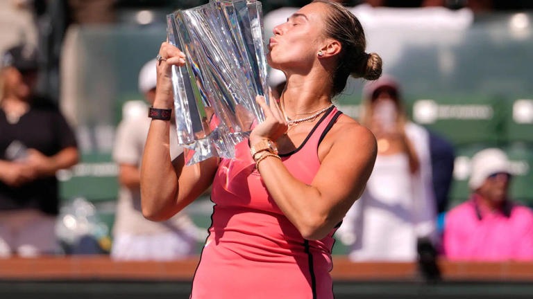 Sự cố trong khoảnh khắc đăng quang của nhà vô địch Sabalenka tại Indian Wells - Ảnh 2.