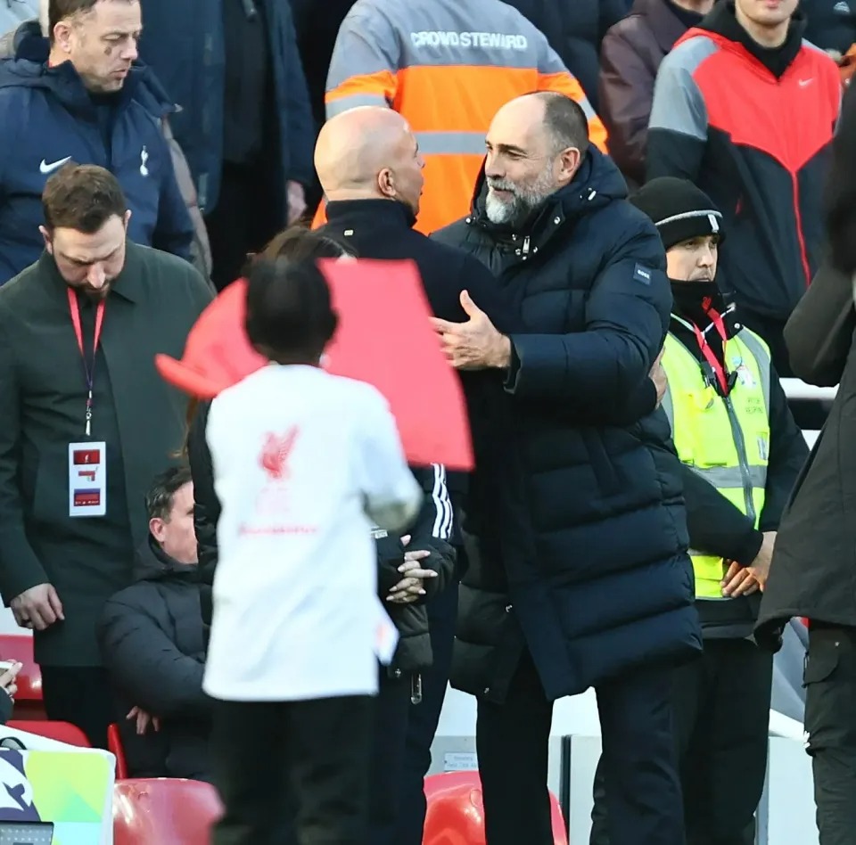 HLV Tottenham gây 'bão mạng' vì khoảnh khắc nhầm người trước trận gặp Liverpool - Ảnh 2.