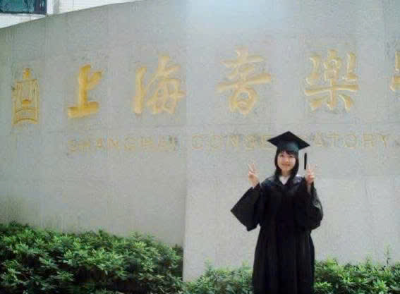 Sau đó, cô nhận cô nhận học bổng toàn phần của Bộ Giáo dục và Đào tạo Việt Nam và được tuyển thẳng vào Khoa Piano biểu diễn - Học viện Âm nhạc Thượng Hải